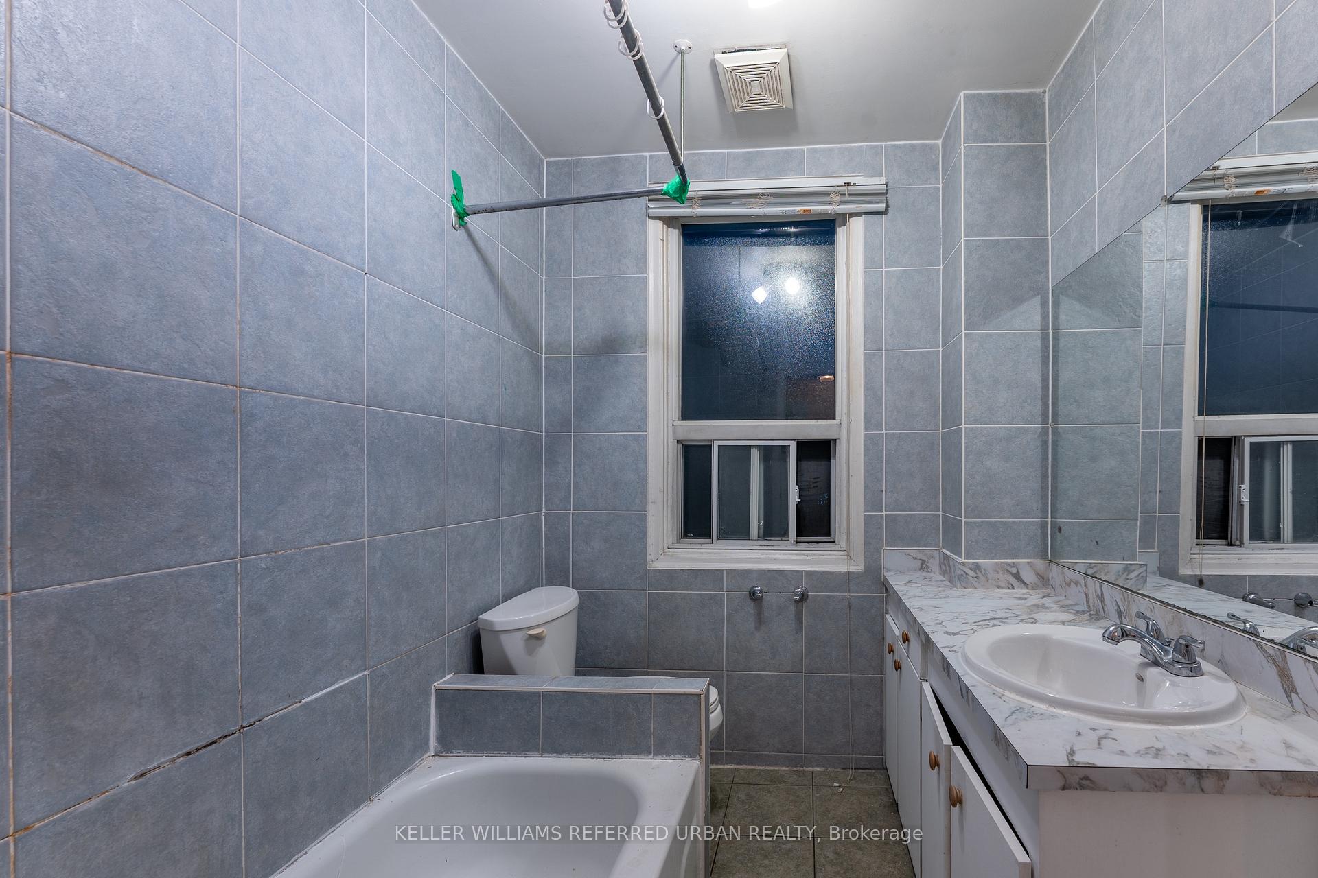 Photo 5 of Unit Upper, 716 Lansdowne Avenue, Toronto, Dovercourt-Wallace Emerson-Junction — HOMEH