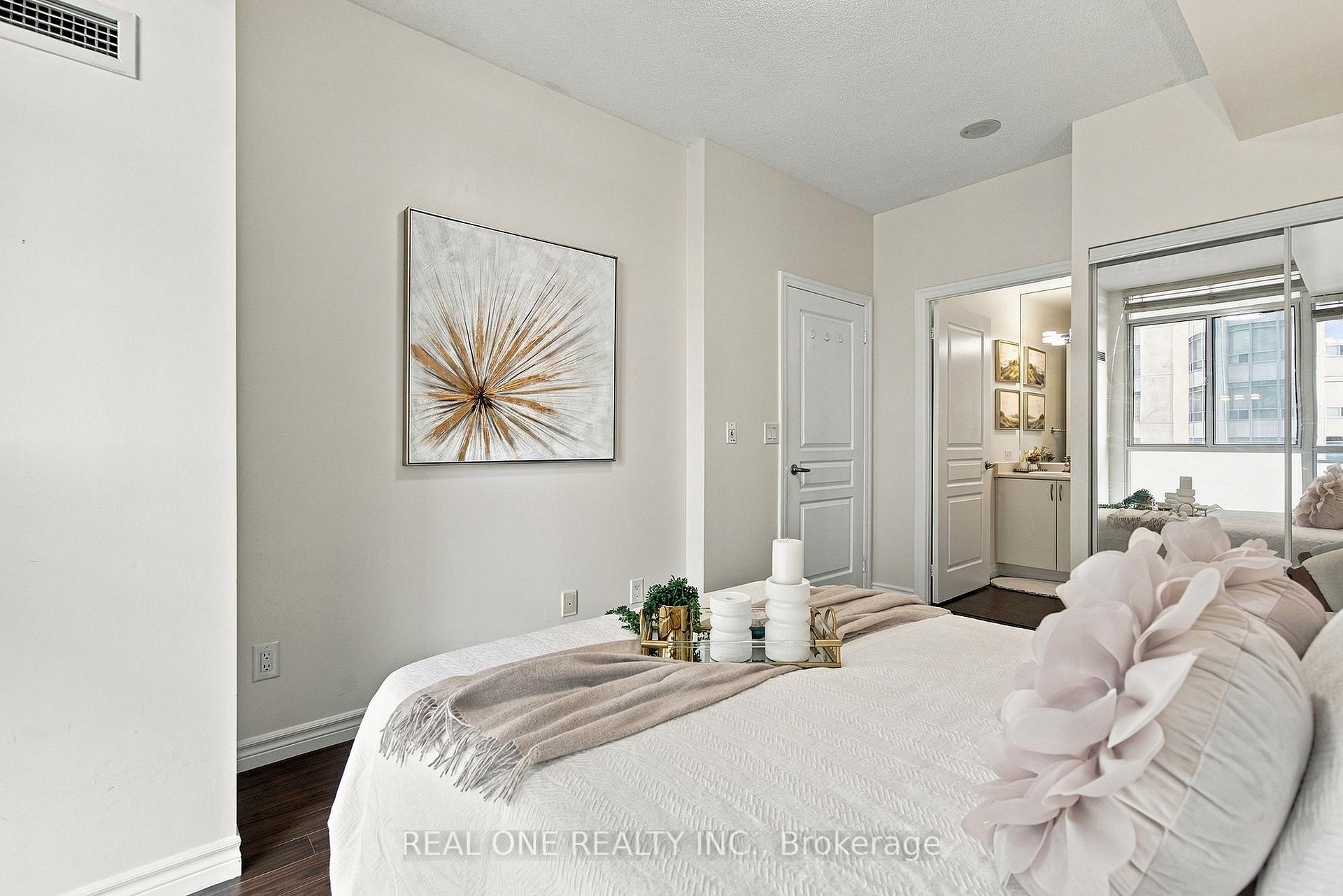 Photo 4 of Unit 1611, 225 Webb Drive, Mississauga, City Centre — HOMEH