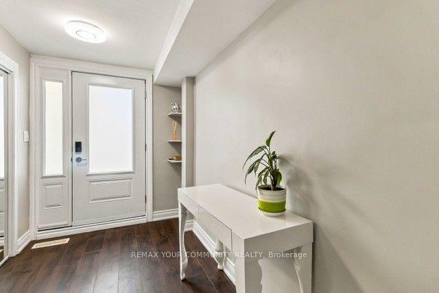 Photo 4 of 2 Munhall Road, Etobicoke, Humber Heights — HOMEH