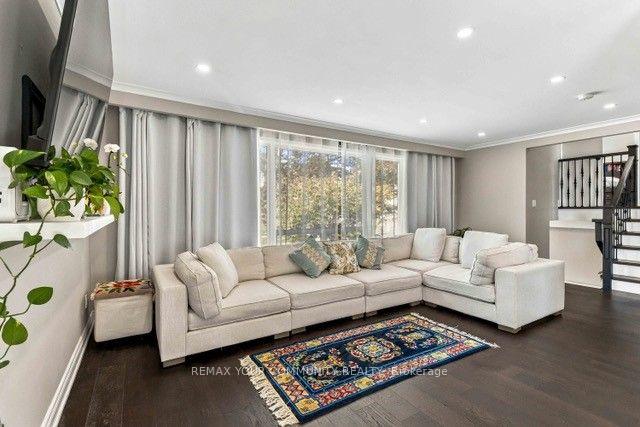 Photo 8 of 2 Munhall Road, Etobicoke, Humber Heights — HOMEH