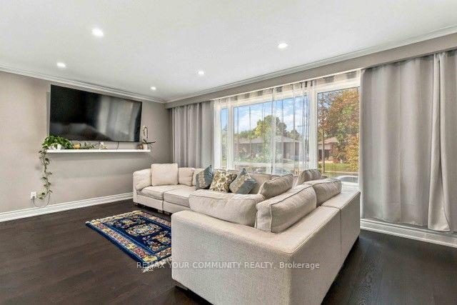 Photo 10 of 2 Munhall Road, Etobicoke, Humber Heights — HOMEH
