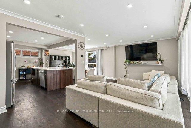 Photo 11 of 2 Munhall Road, Etobicoke, Humber Heights — HOMEH
