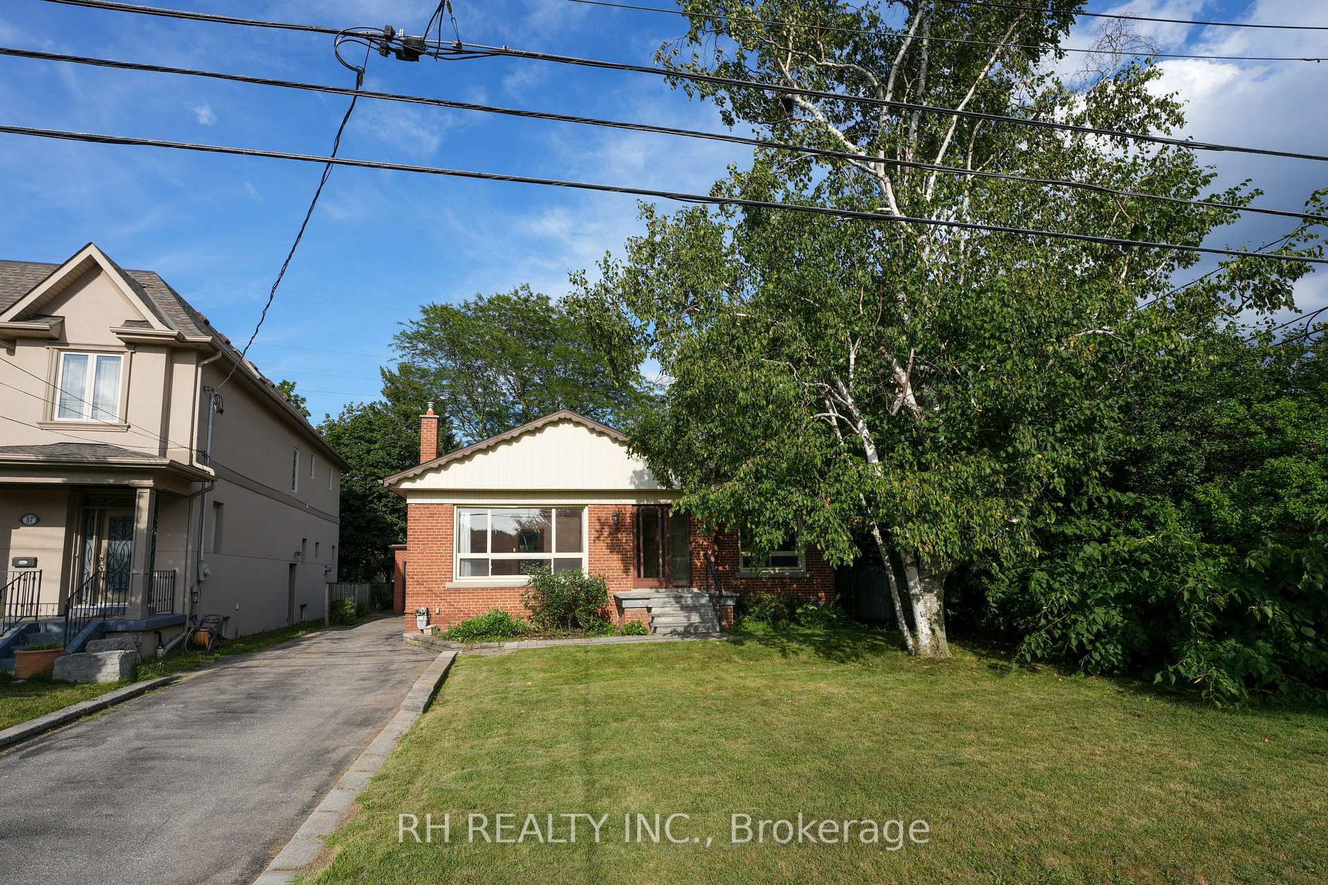 Photo 5 of 35 Glen Agar Drive, Etobicoke, Princess-Rosethorn — HOMEH