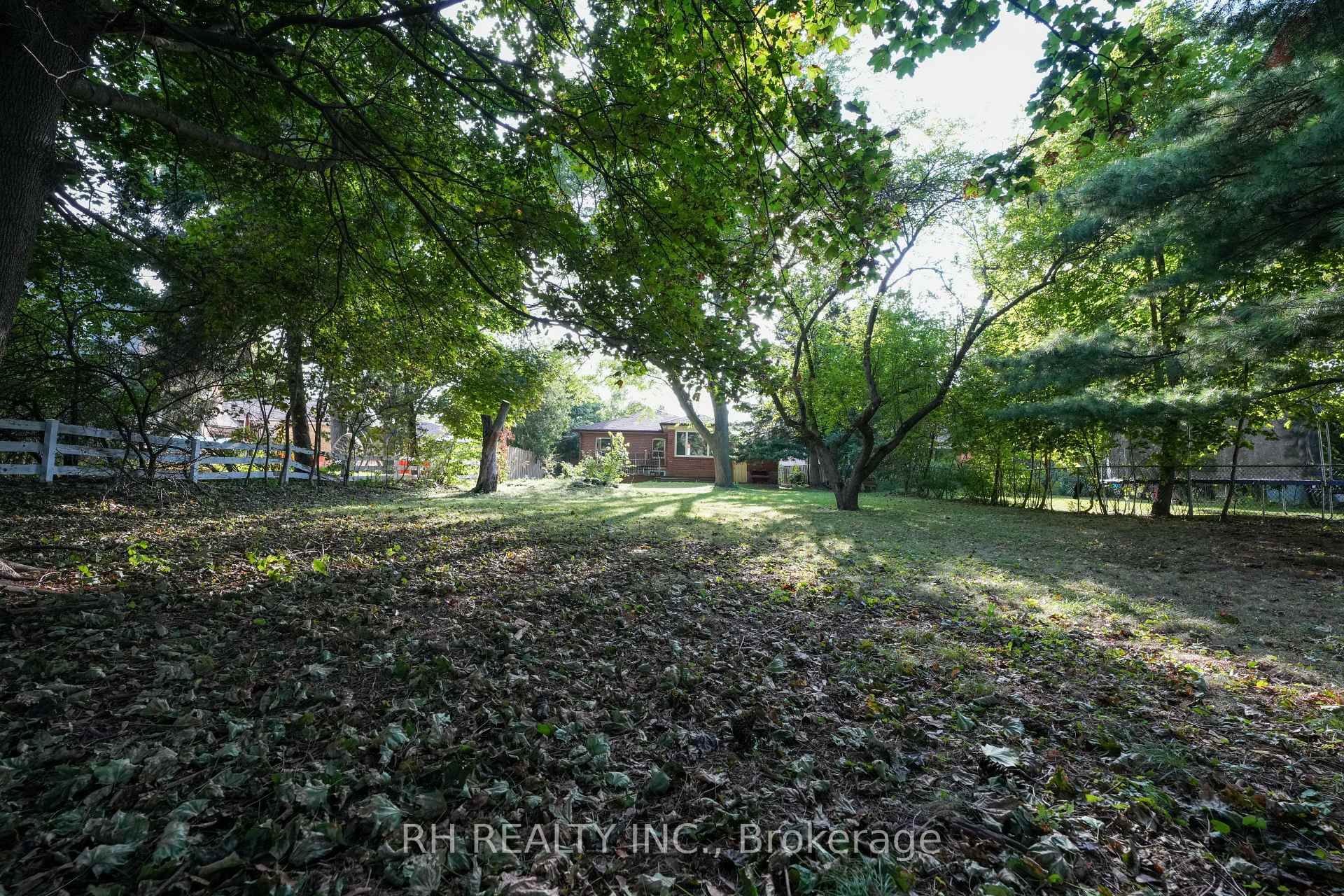 Photo 7 of 35 Glen Agar Drive, Etobicoke, Princess-Rosethorn — HOMEH