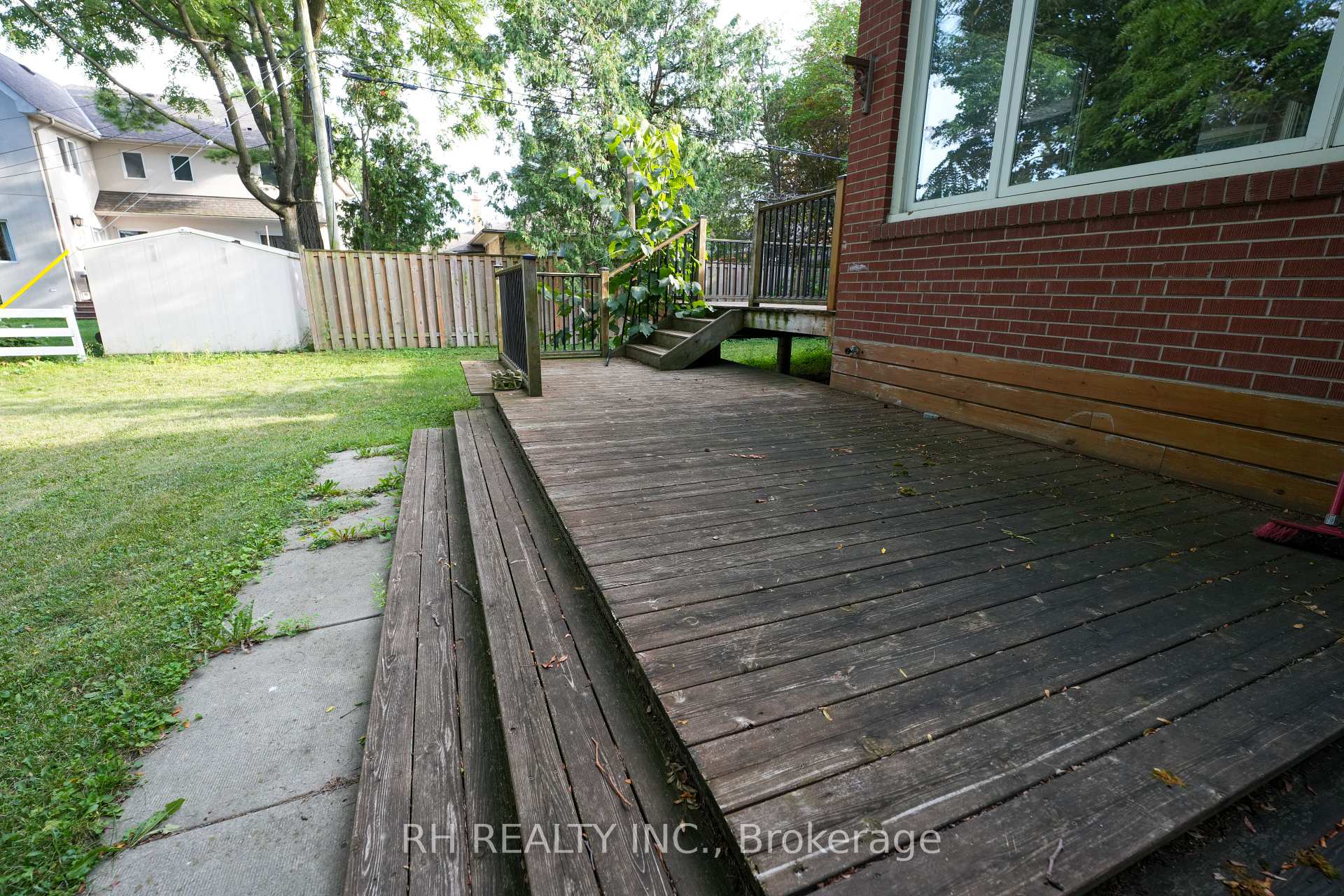 Photo 13 of 35 Glen Agar Drive, Etobicoke, Princess-Rosethorn — HOMEH