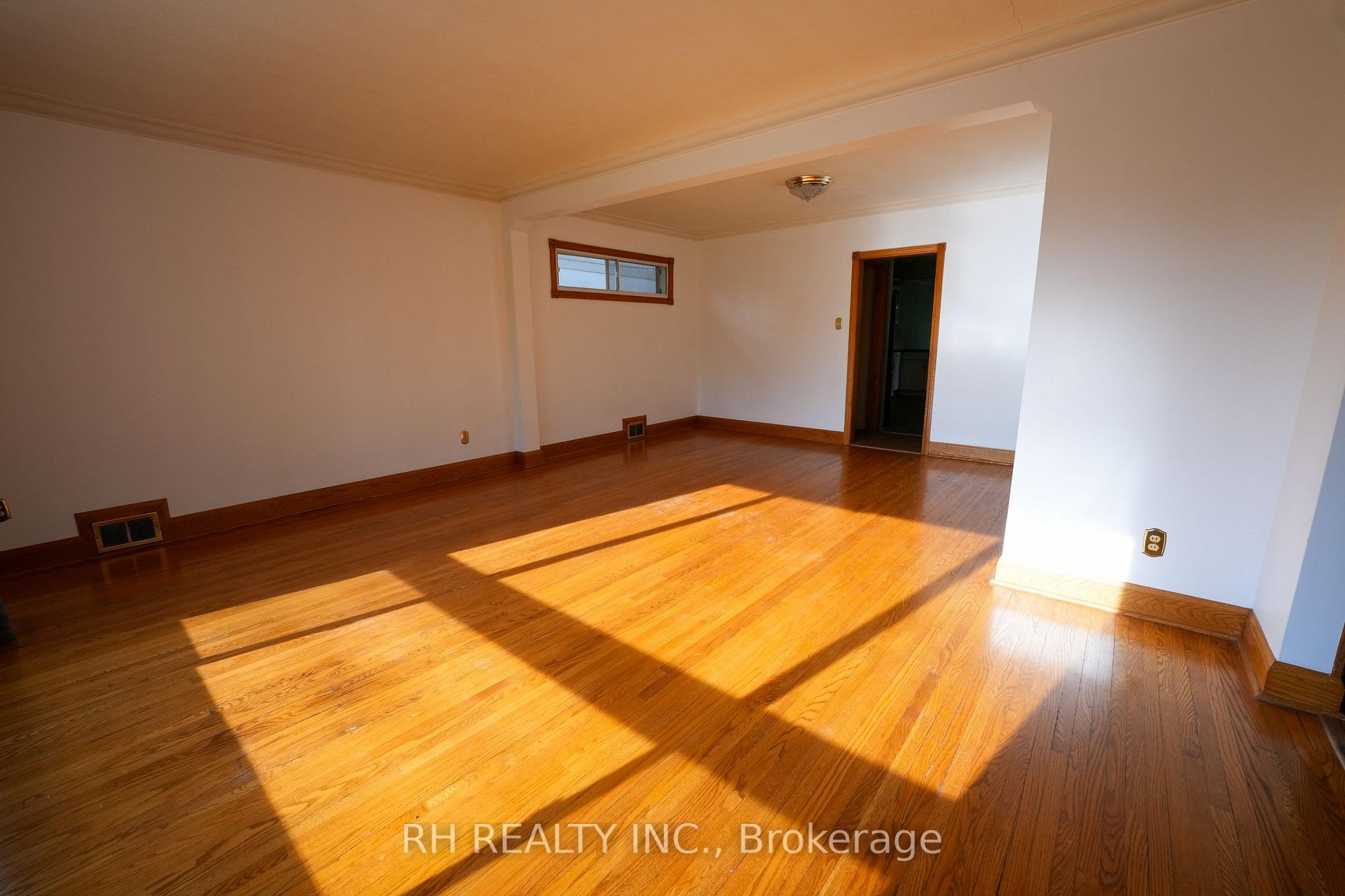 Photo 14 of 35 Glen Agar Drive, Etobicoke, Princess-Rosethorn — HOMEH