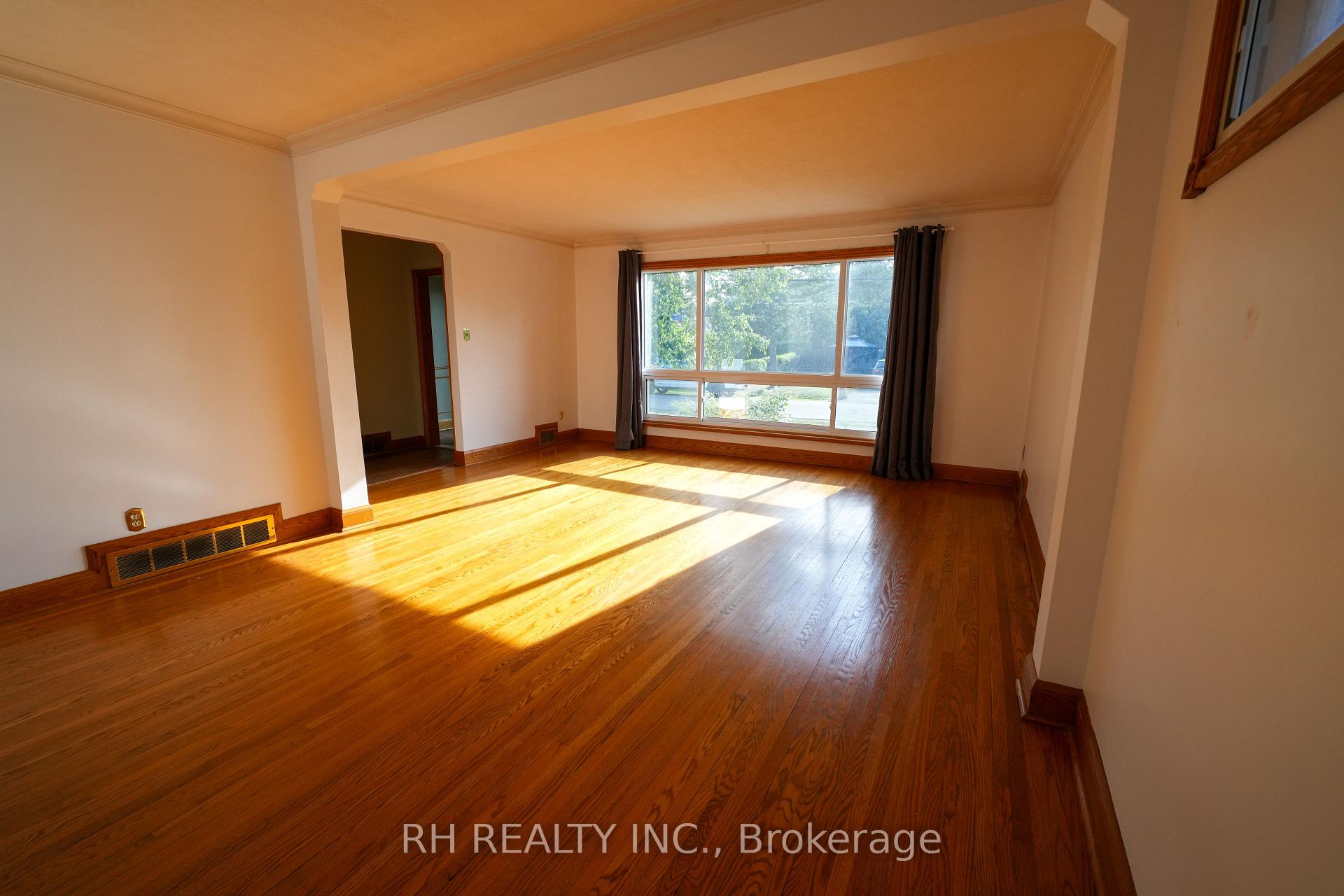 Photo 15 of 35 Glen Agar Drive, Etobicoke, Princess-Rosethorn — HOMEH