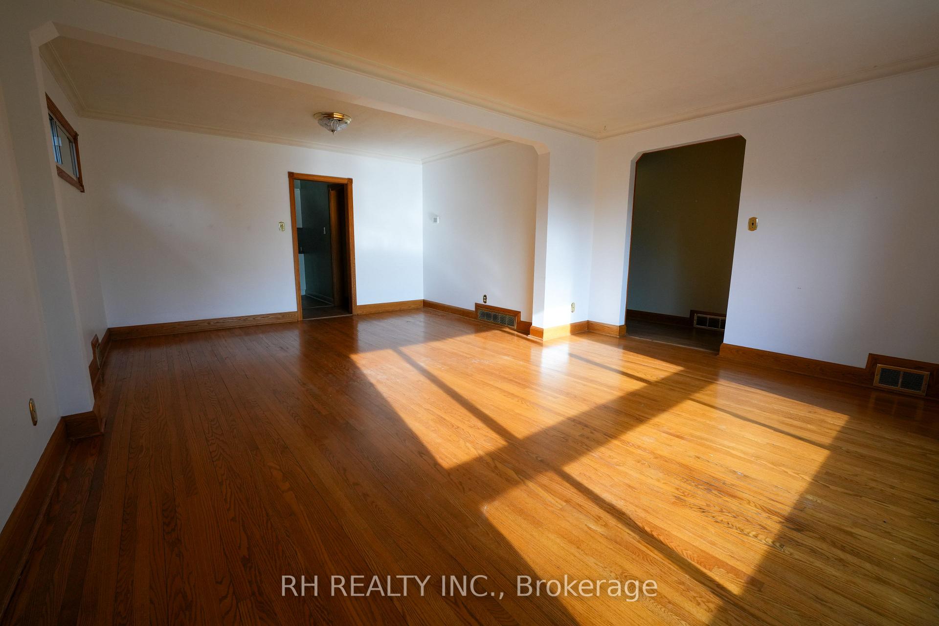 Photo 16 of 35 Glen Agar Drive, Etobicoke, Princess-Rosethorn — HOMEH