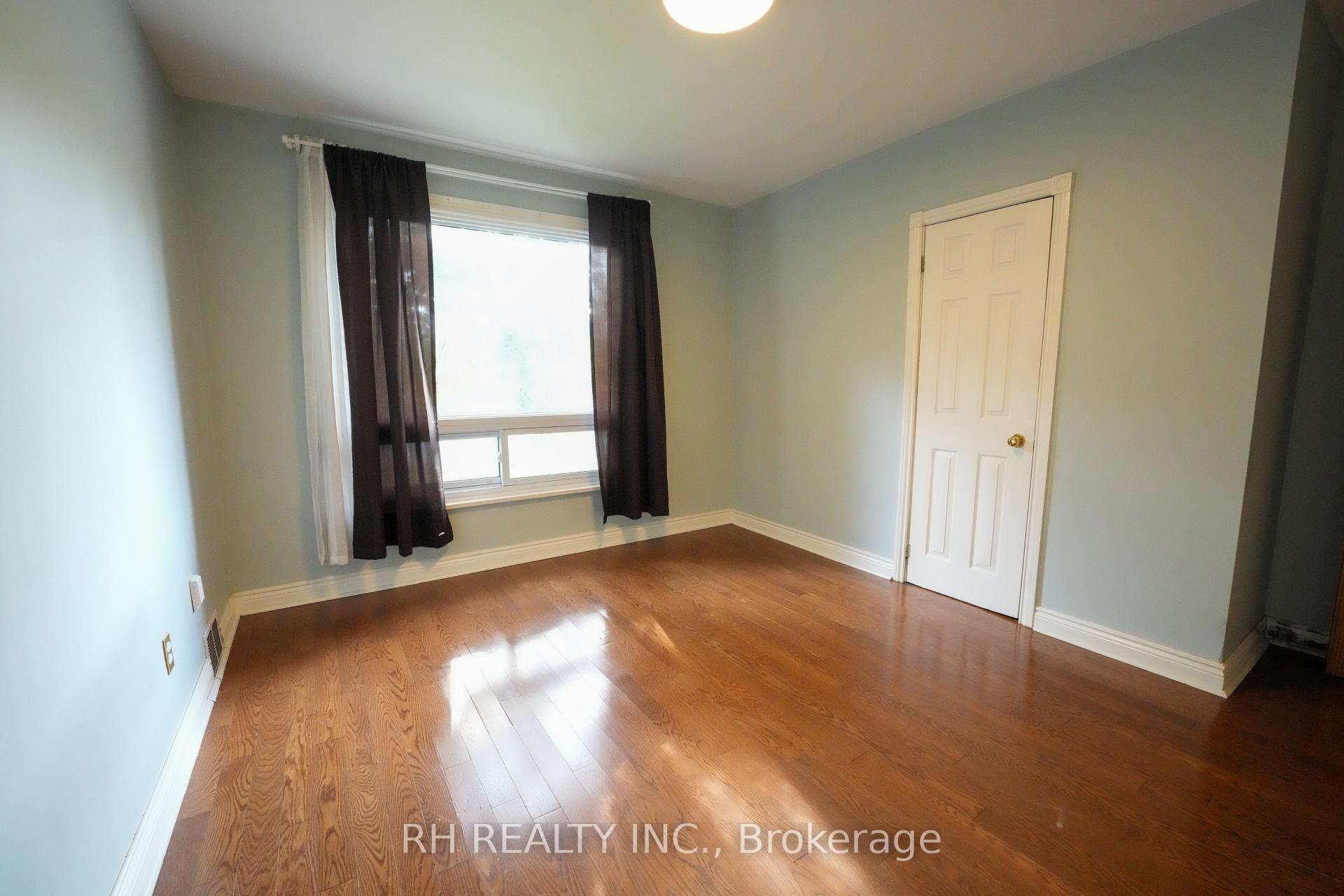 Photo 17 of 35 Glen Agar Drive, Etobicoke, Princess-Rosethorn — HOMEH