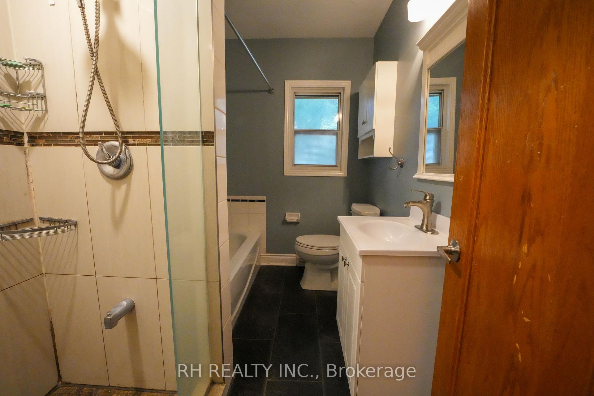 Photo 18 of 35 Glen Agar Drive, Etobicoke, Princess-Rosethorn — HOMEH