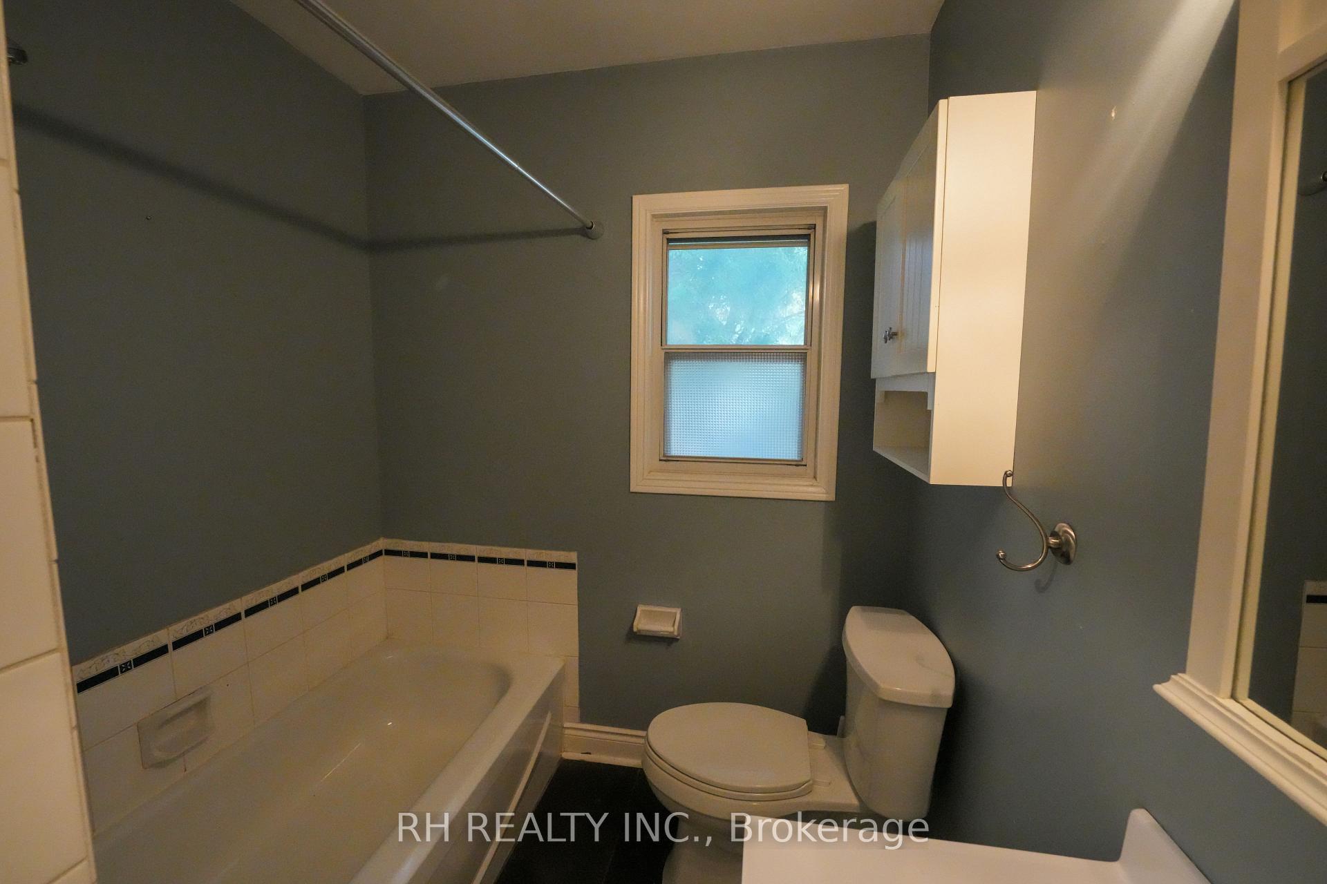 Photo 19 of 35 Glen Agar Drive, Etobicoke, Princess-Rosethorn — HOMEH