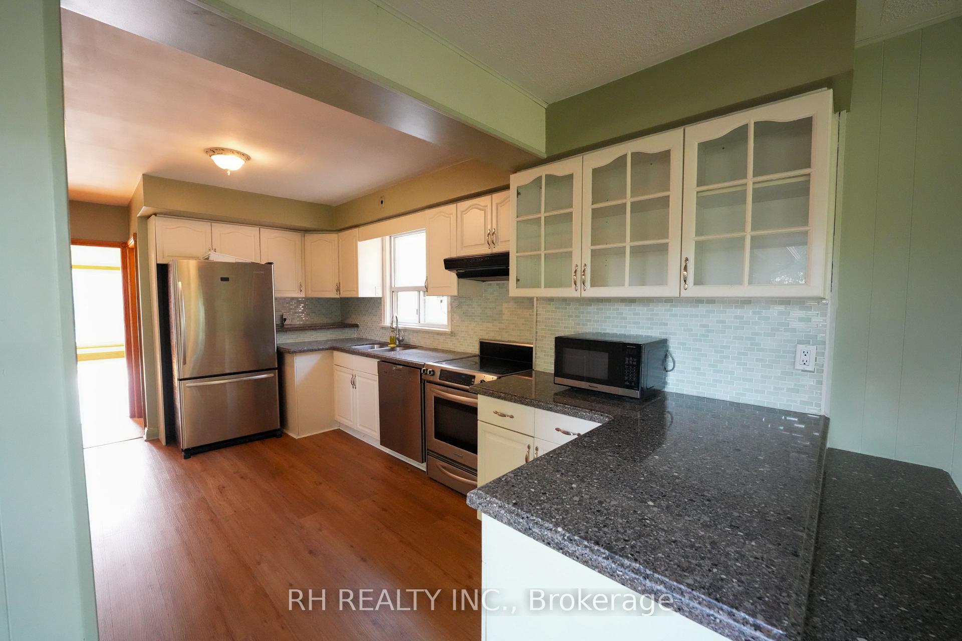 Photo 21 of 35 Glen Agar Drive, Etobicoke, Princess-Rosethorn — HOMEH