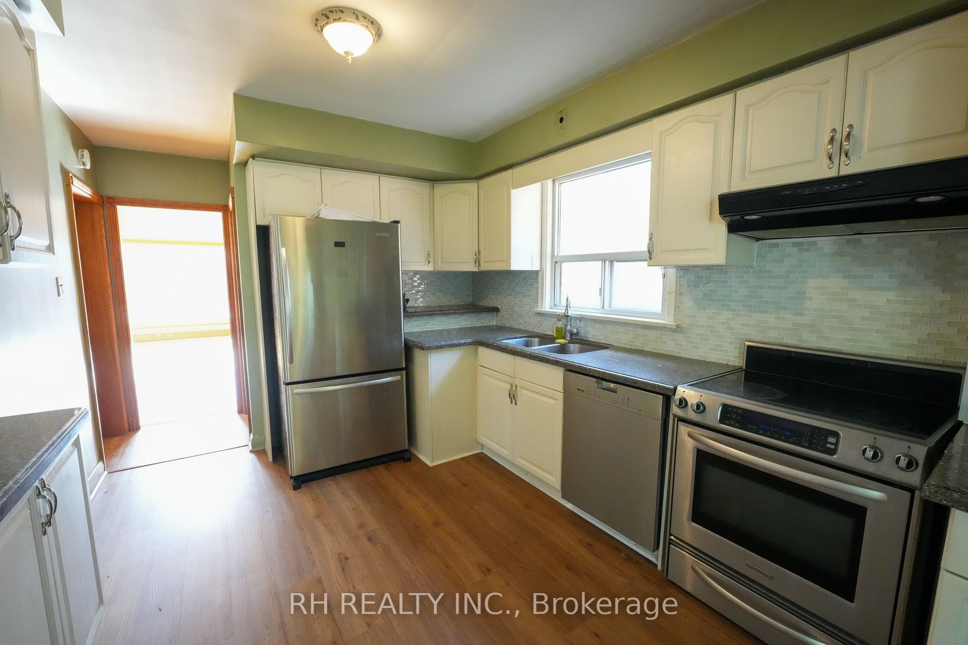 Photo 23 of 35 Glen Agar Drive, Etobicoke, Princess-Rosethorn — HOMEH