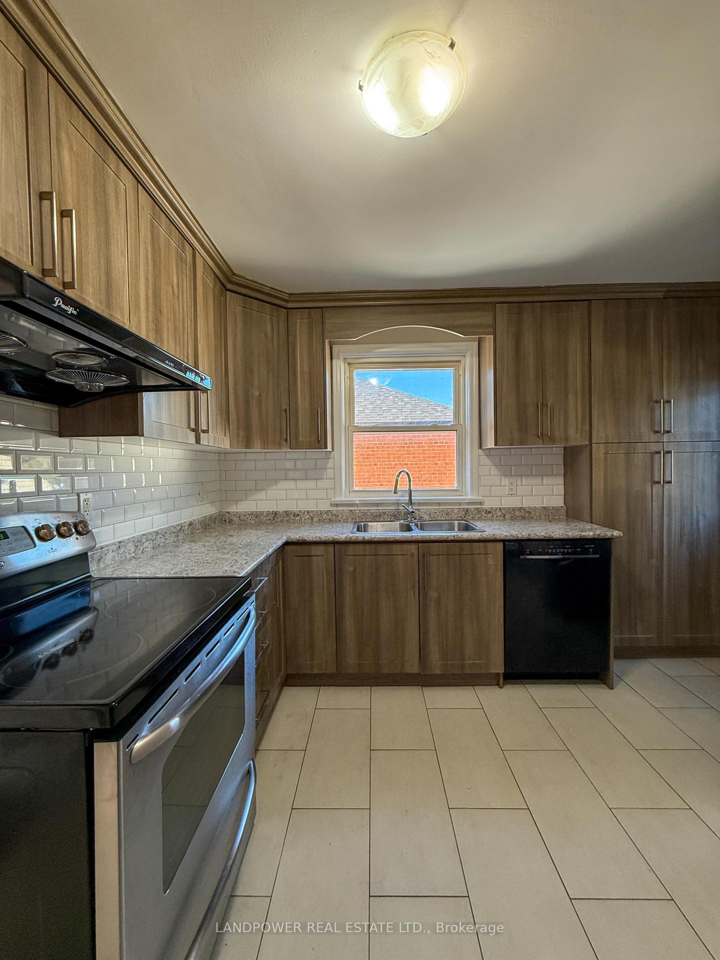Photo 9 of 155 N Bonnington Avenue, Scarborough, Clairlea-Birchmount — HOMEH