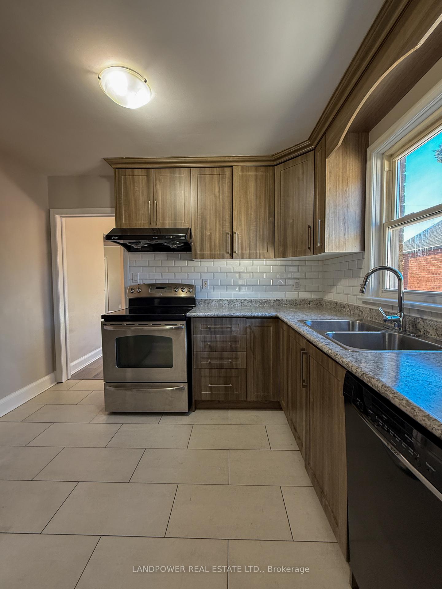Photo 10 of 155 N Bonnington Avenue, Scarborough, Clairlea-Birchmount — HOMEH