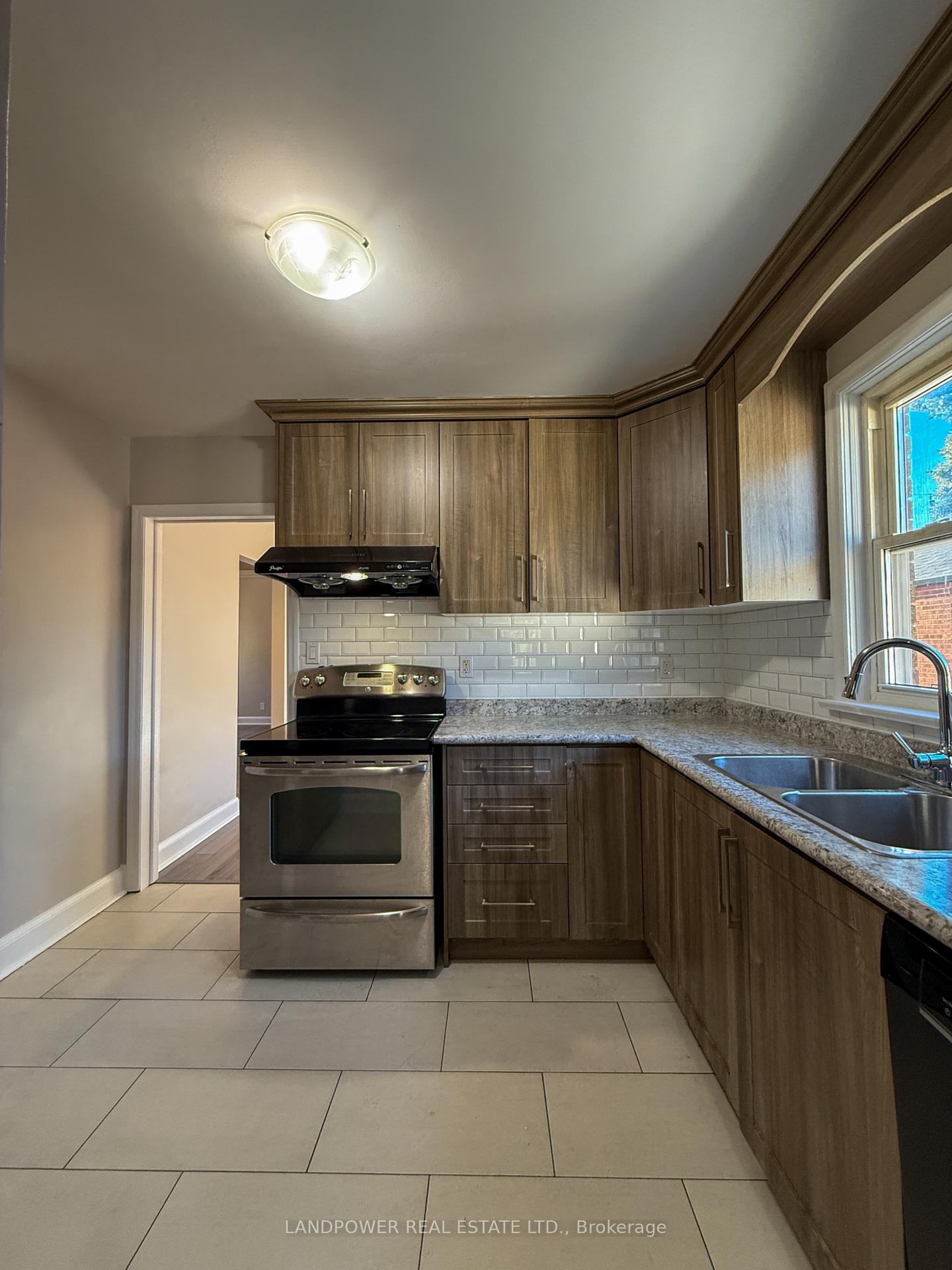 Photo 21 of 155 N Bonnington Avenue, Scarborough, Clairlea-Birchmount — HOMEH
