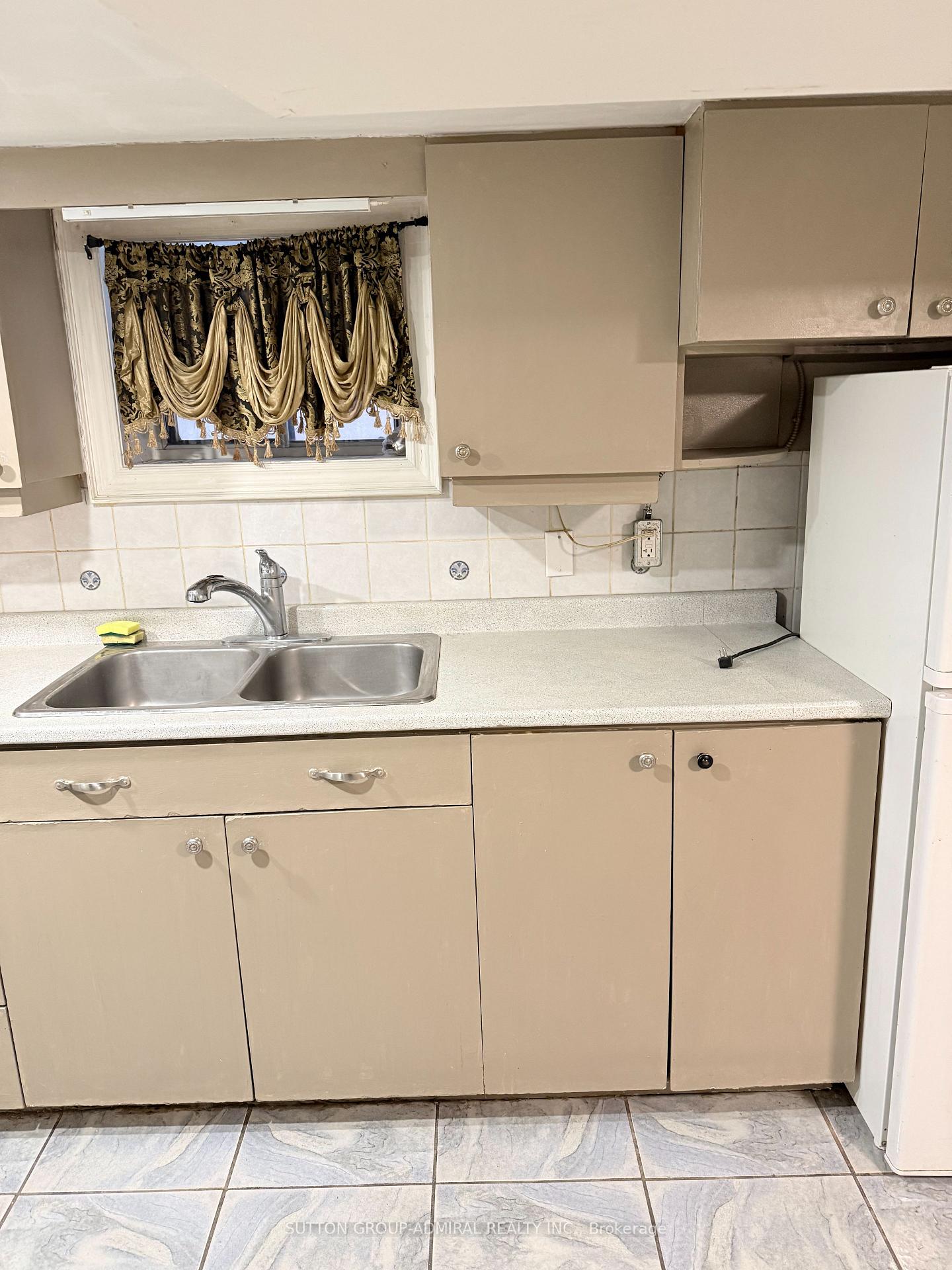 Photo 9 of Unit Main, 241 Dunraven Drive, Toronto, Keelesdale-Eglinton West — HOMEH