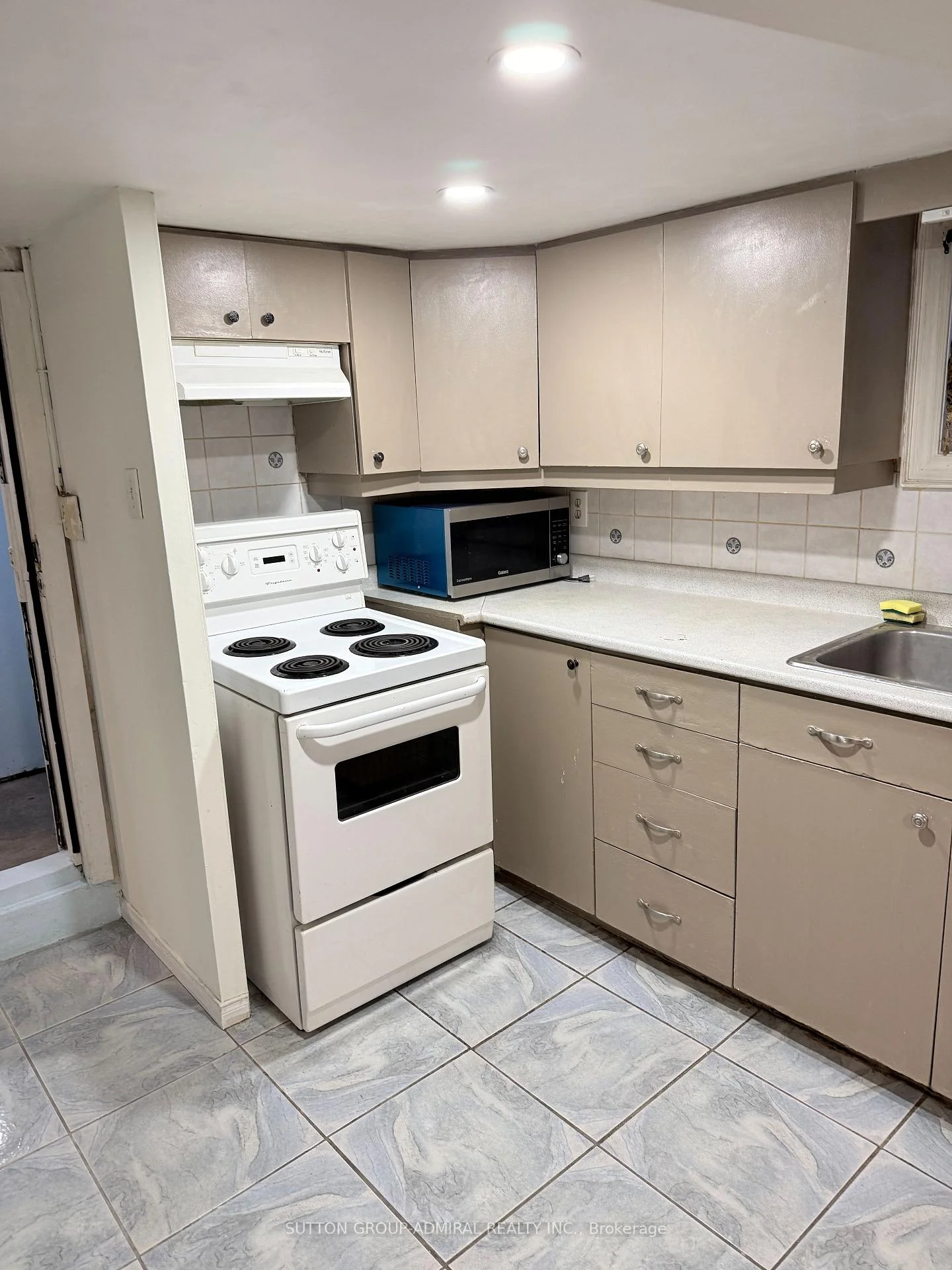Photo 8 of Unit Main, 241 Dunraven Drive, Toronto, Keelesdale-Eglinton West — HOMEH