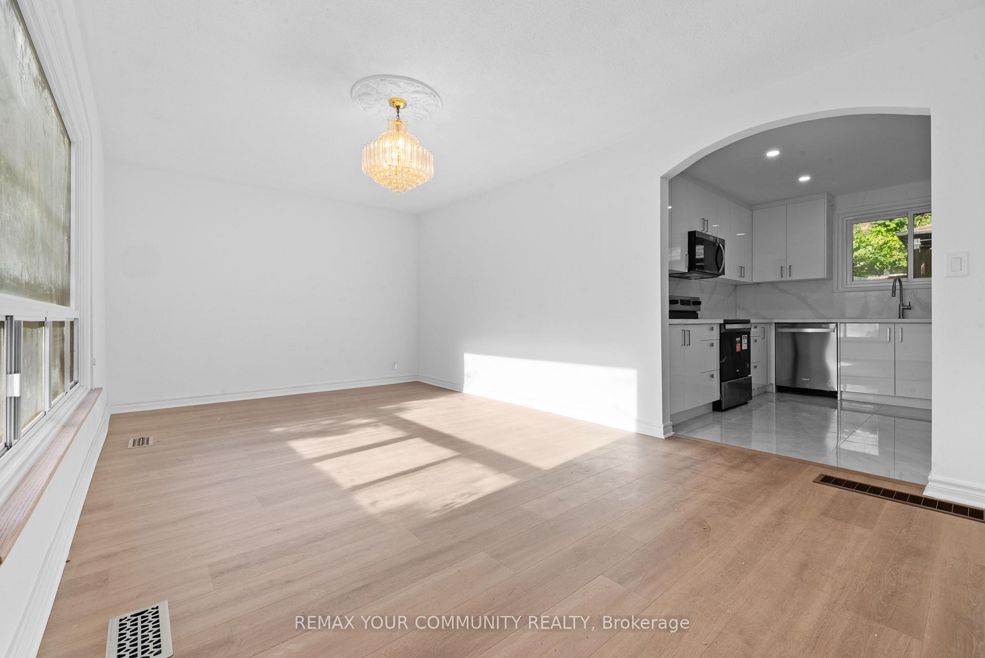 Photo 3 of 2 Lisburn Crescent, North York, Don Valley Village — HOMEH