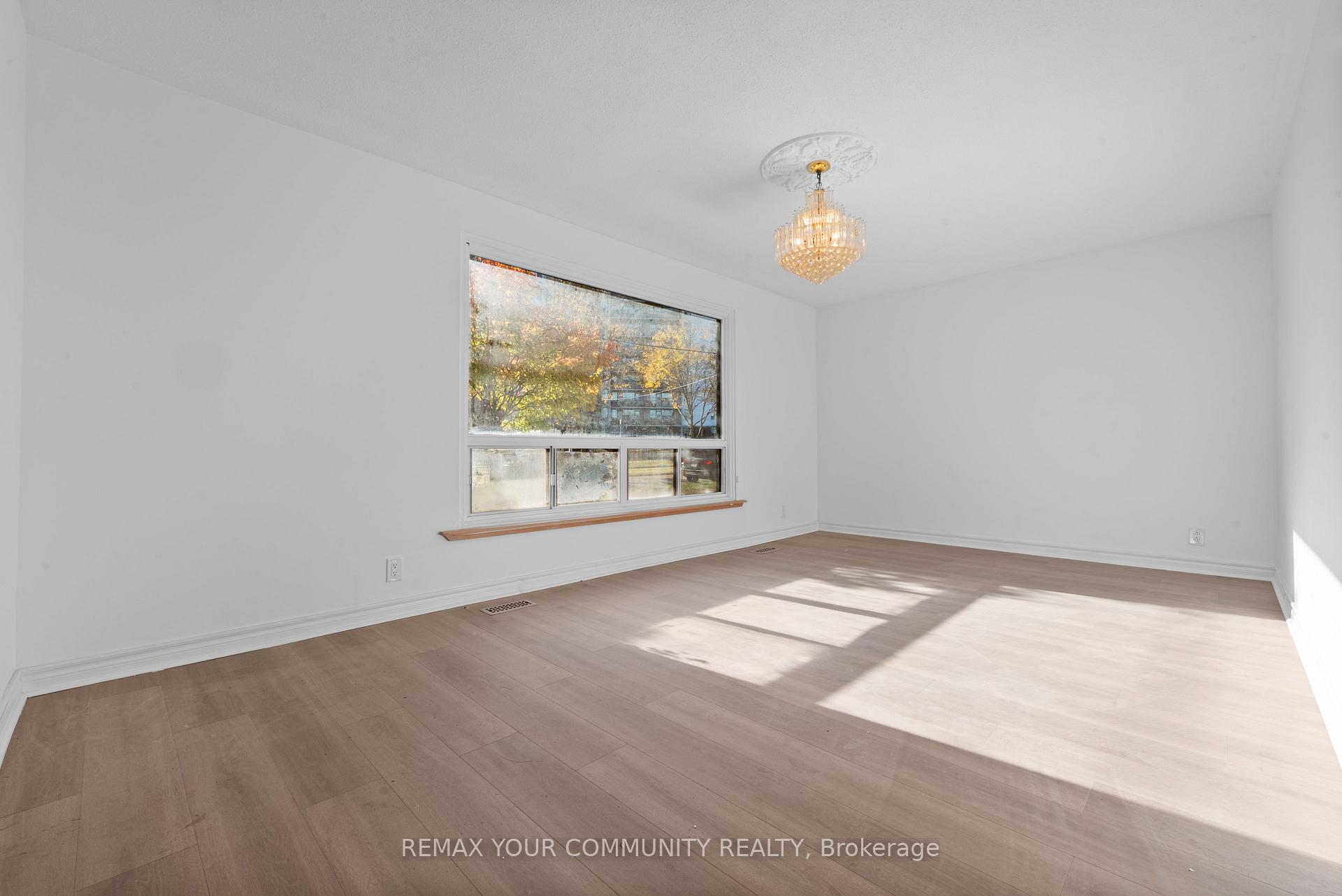 Photo 5 of 2 Lisburn Crescent, North York, Don Valley Village — HOMEH