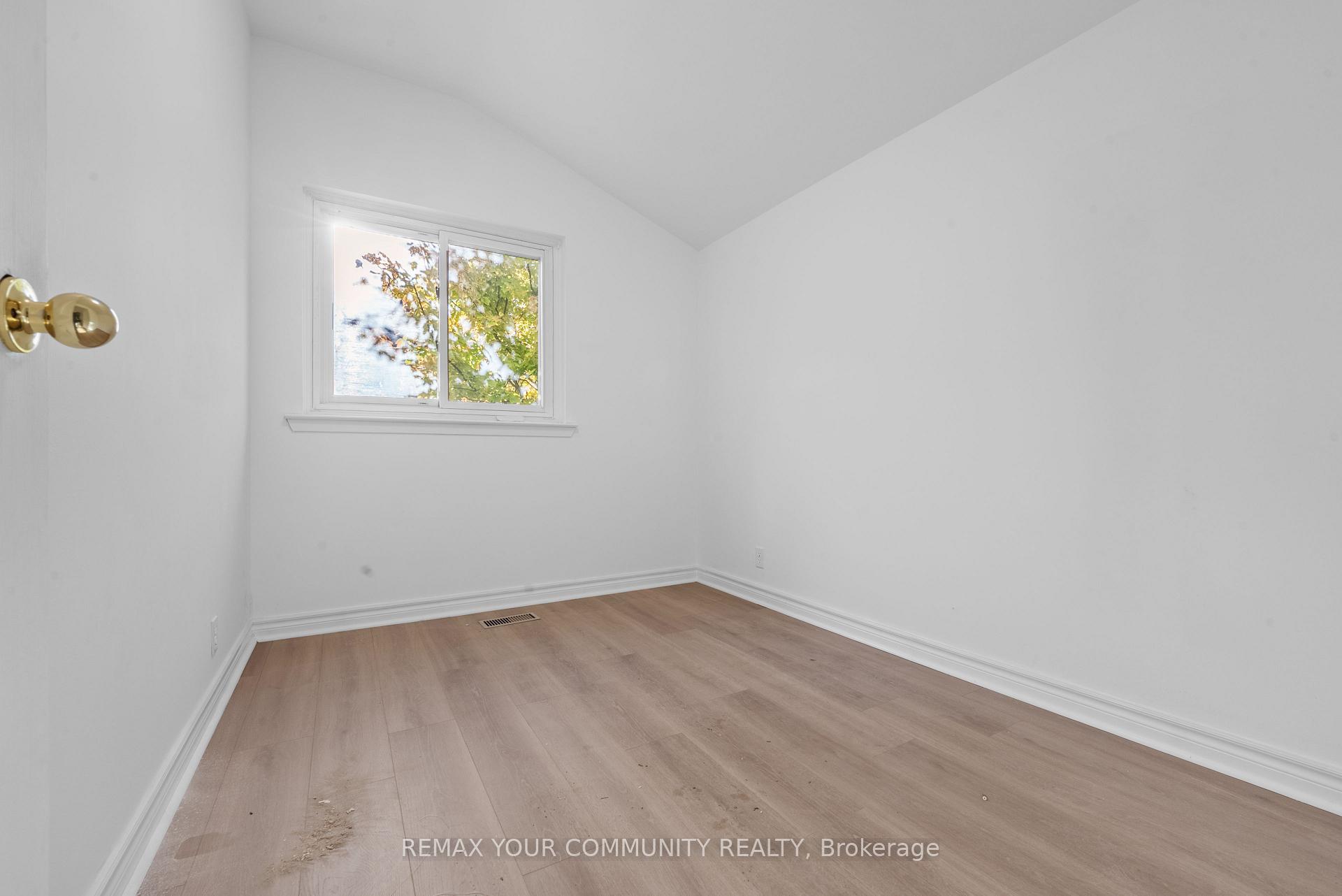 Photo 10 of 2 Lisburn Crescent, North York, Don Valley Village — HOMEH