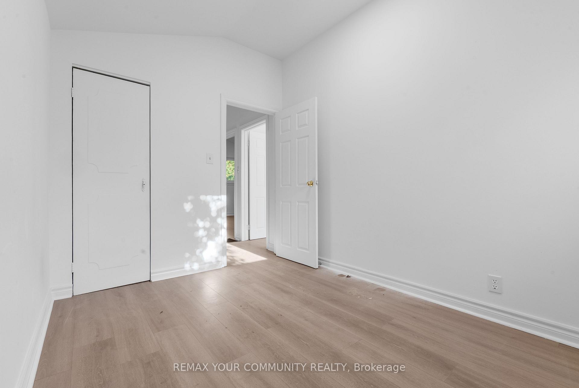 Photo 11 of 2 Lisburn Crescent, North York, Don Valley Village — HOMEH