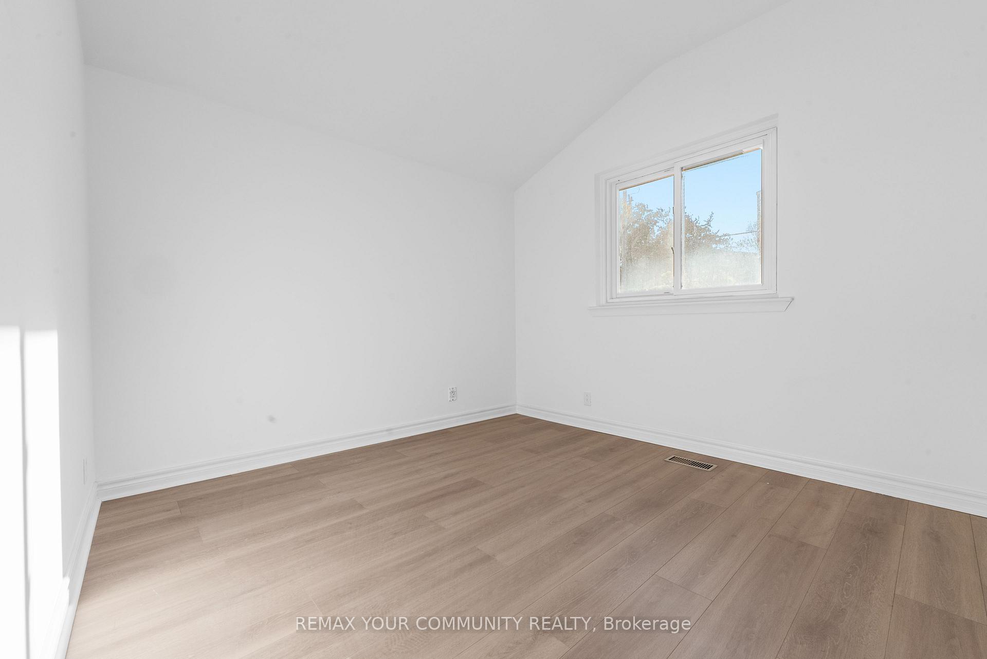 Photo 12 of 2 Lisburn Crescent, North York, Don Valley Village — HOMEH