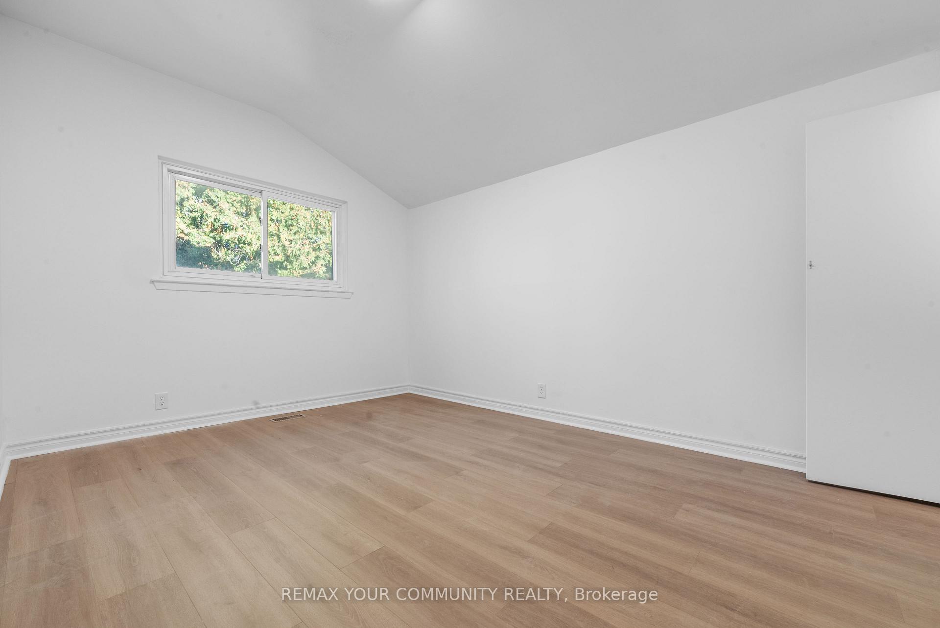 Photo 13 of 2 Lisburn Crescent, North York, Don Valley Village — HOMEH