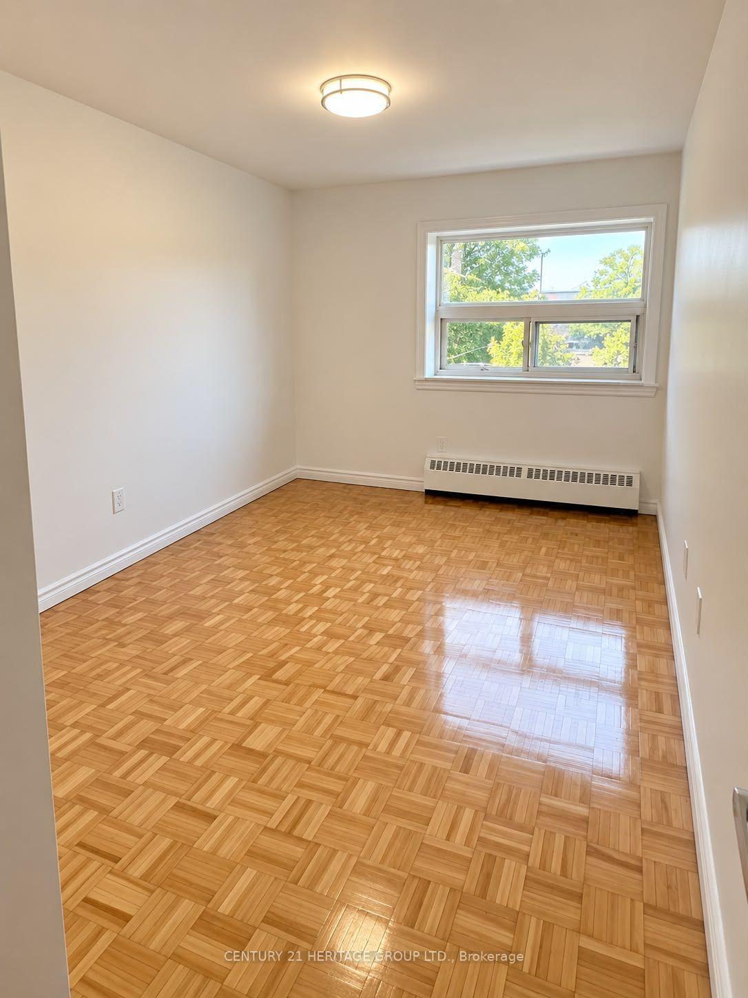 Photo 3 of Unit 121, 10 Garfella Drive, Etobicoke, Mount Olive-Silverstone-Jamestown — HOMEH