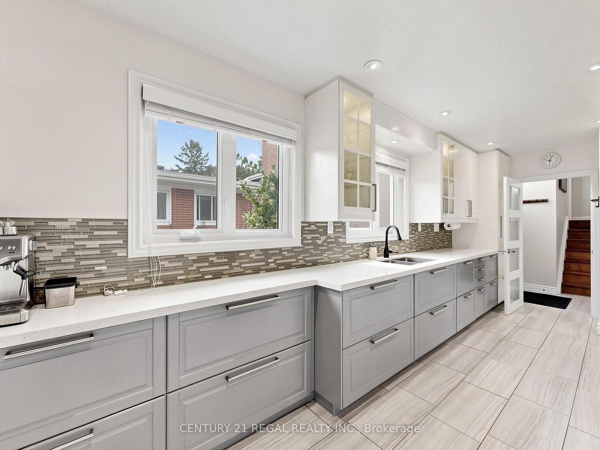 Photo 3 of 77 Billington Crescent, North York, Parkwoods-Donalda — HOMEH