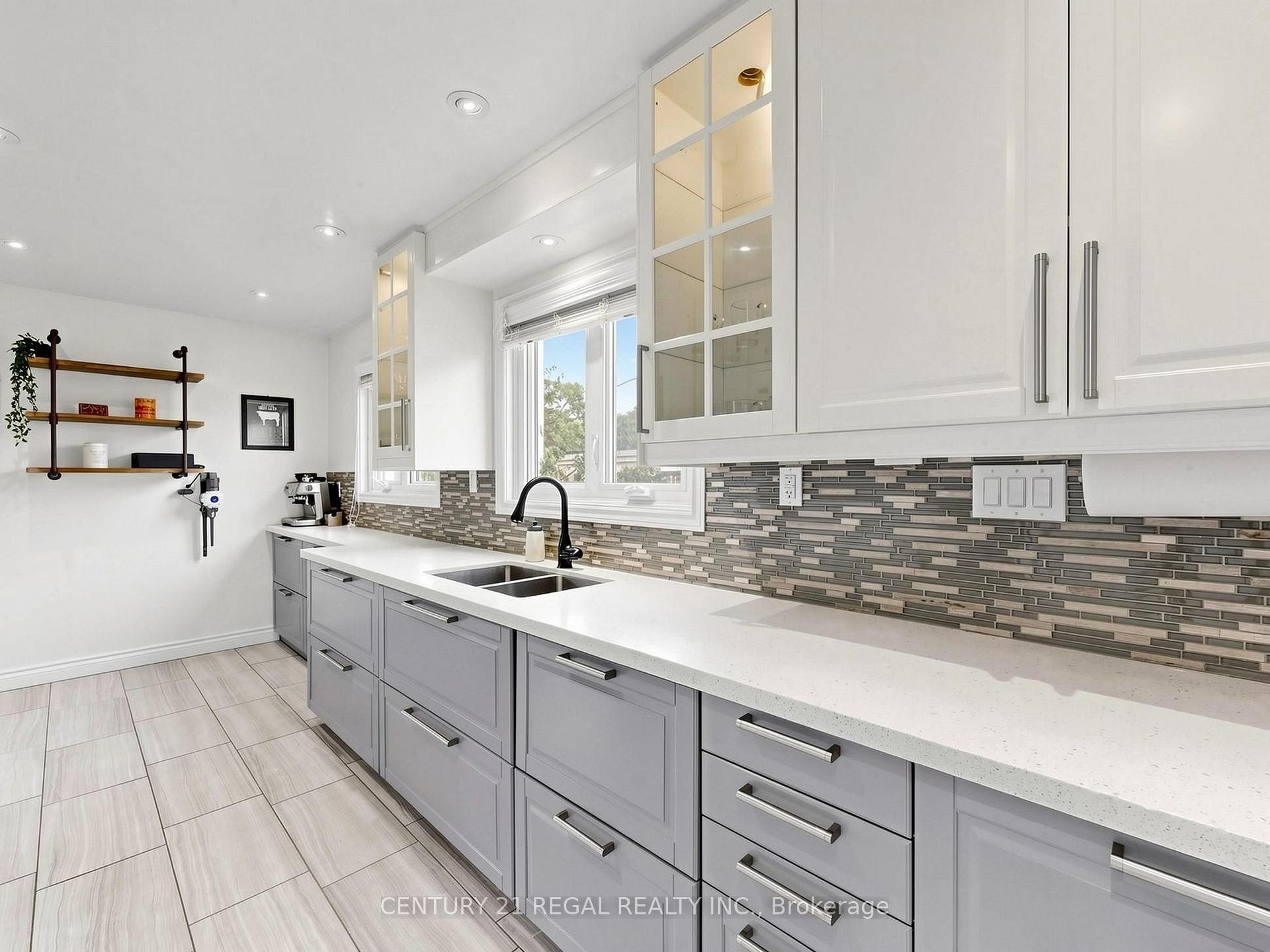 Photo 4 of 77 Billington Crescent, North York, Parkwoods-Donalda — HOMEH