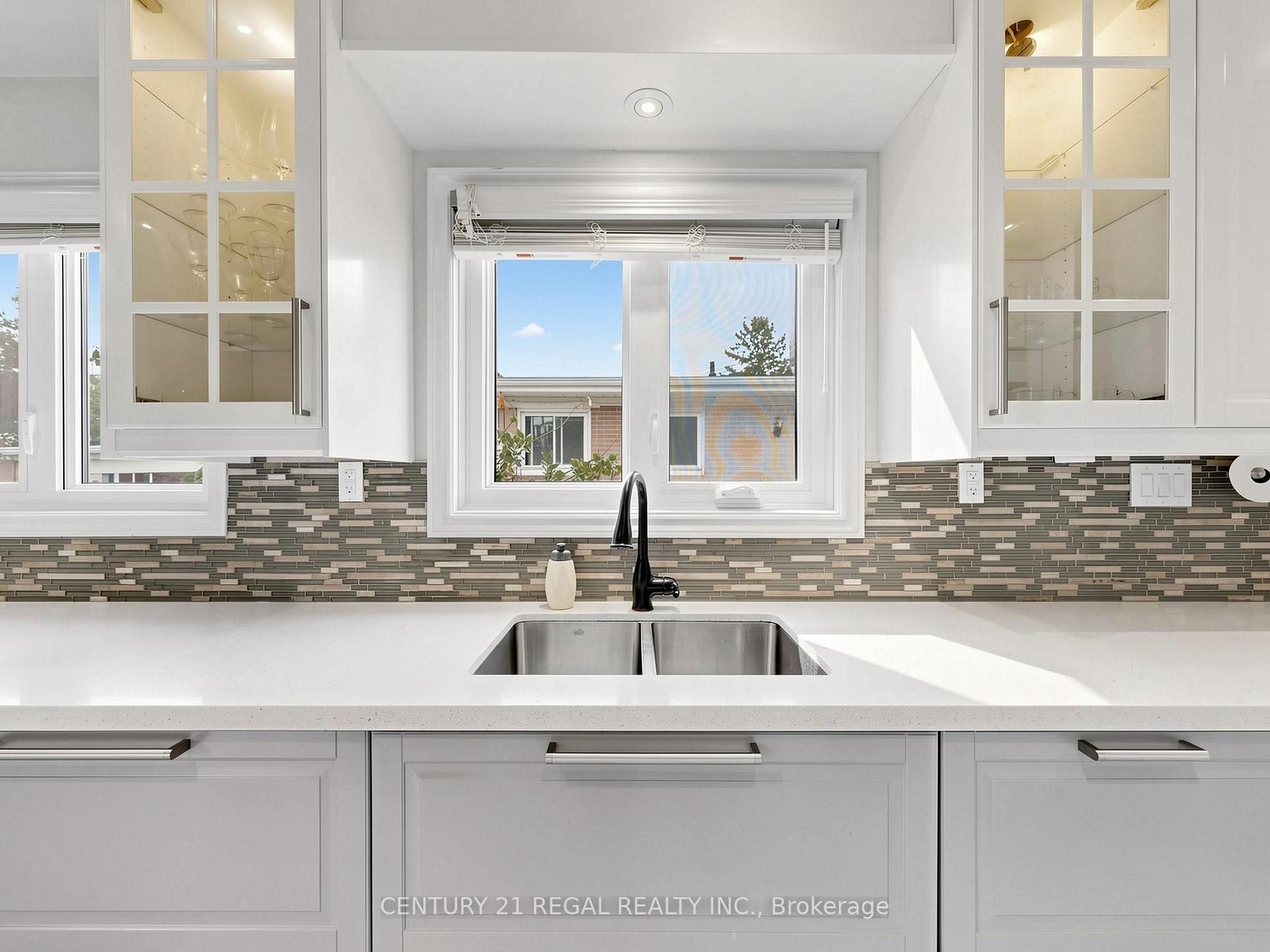 Photo 5 of 77 Billington Crescent, North York, Parkwoods-Donalda — HOMEH