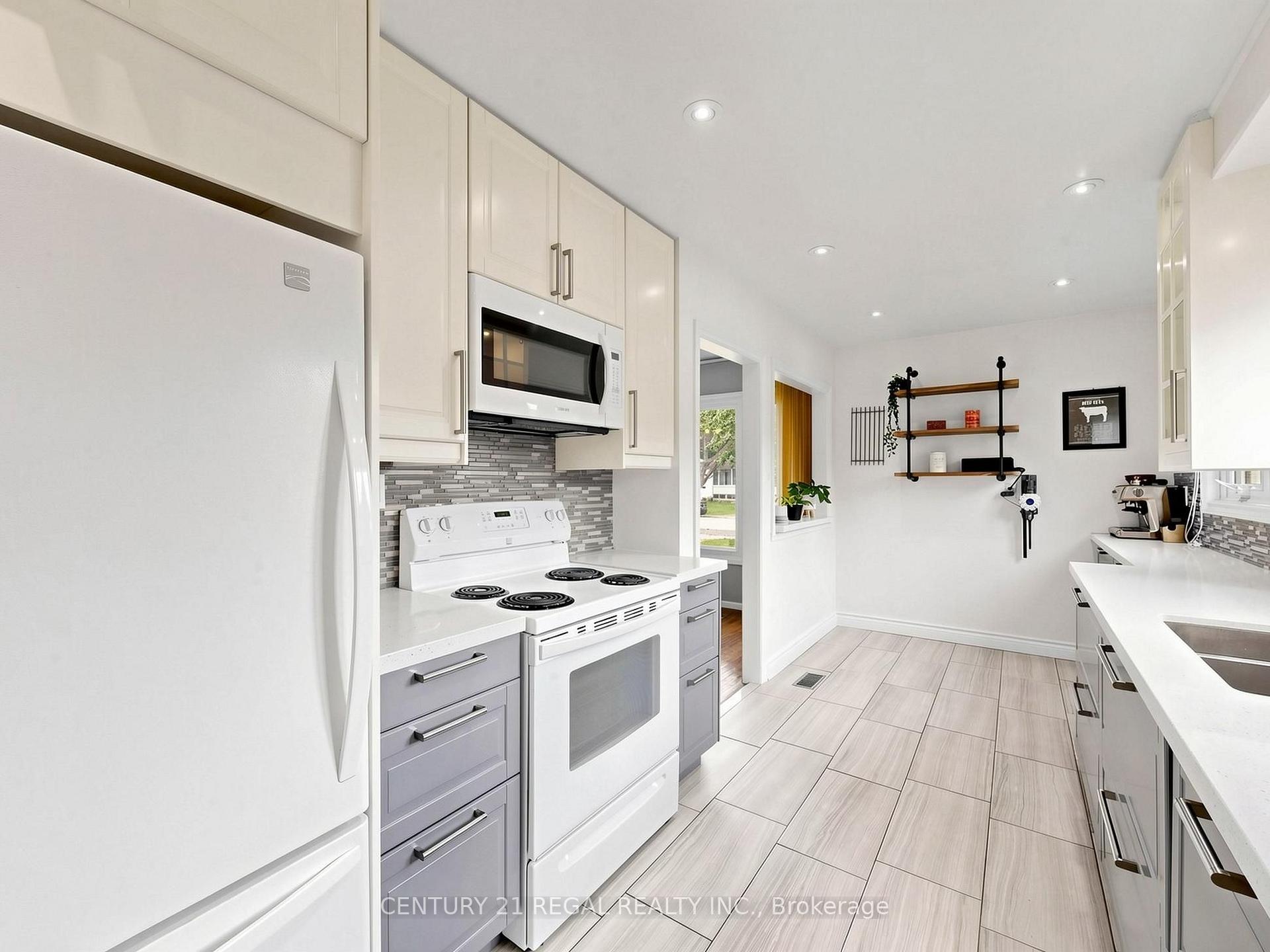 Photo 6 of 77 Billington Crescent, North York, Parkwoods-Donalda — HOMEH