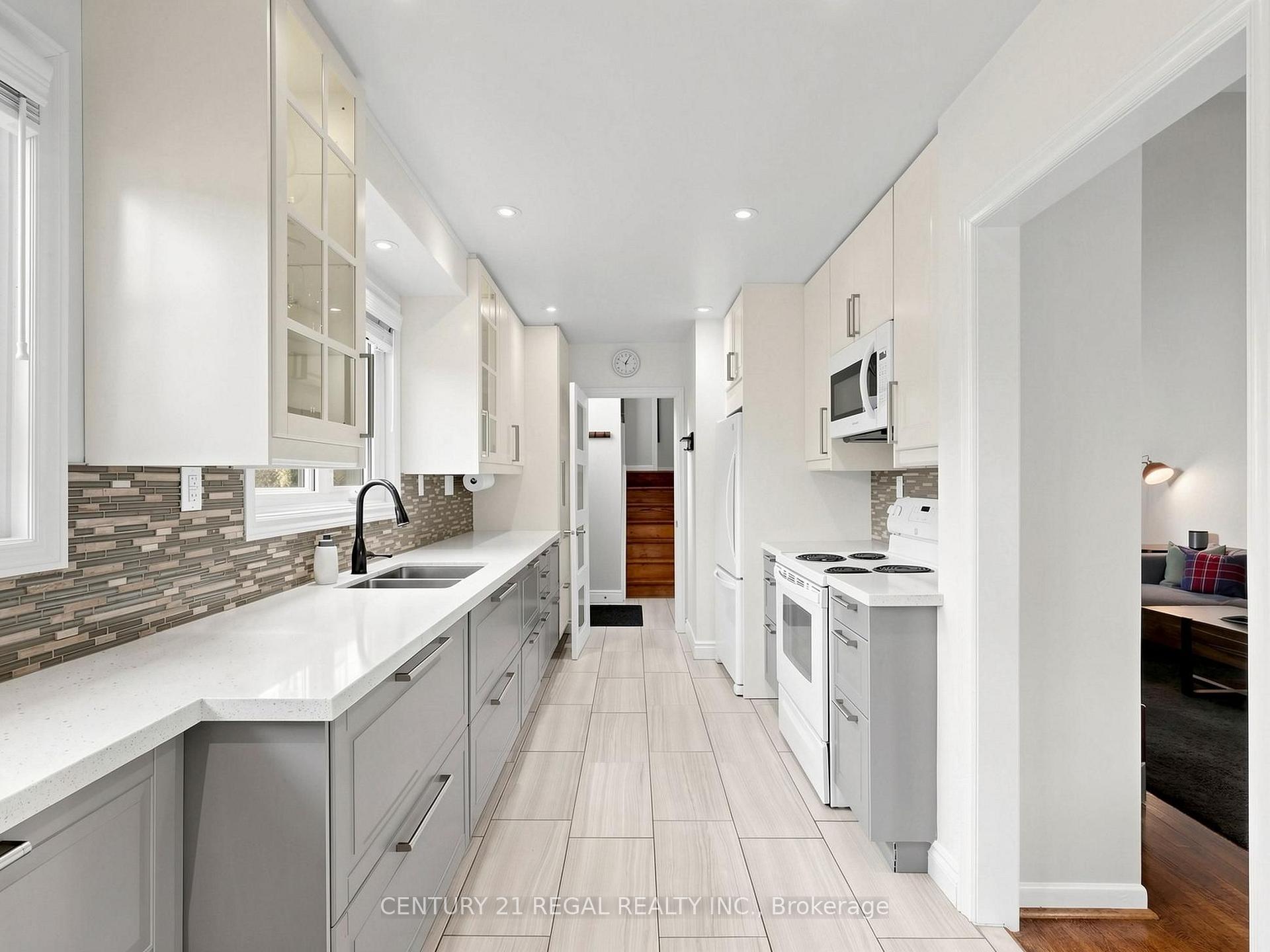 Photo 7 of 77 Billington Crescent, North York, Parkwoods-Donalda — HOMEH