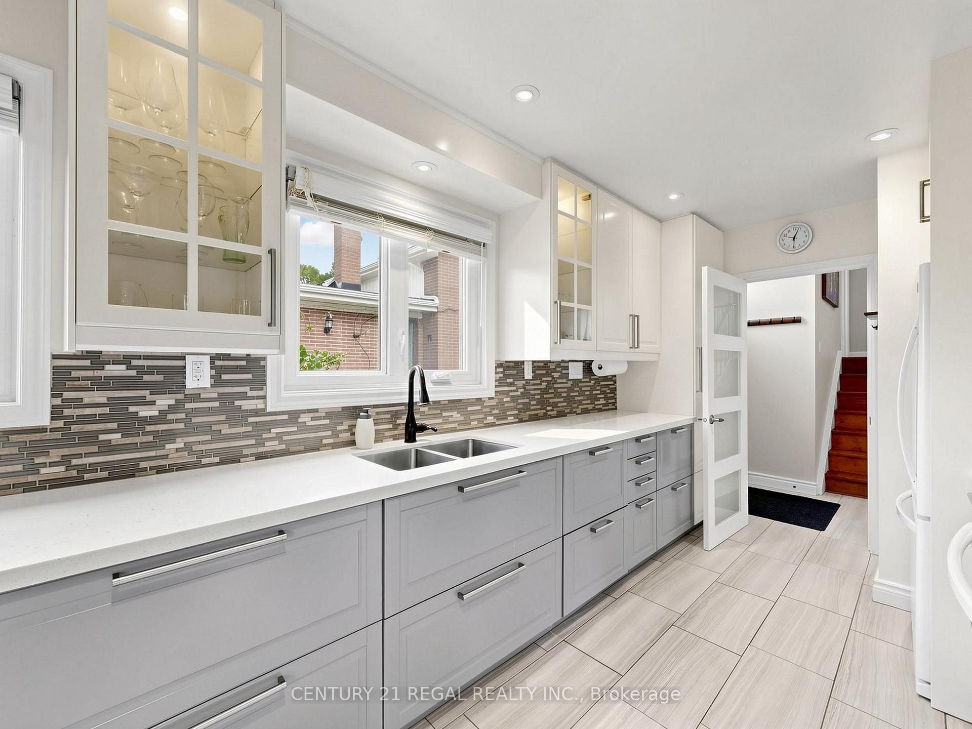 Photo 9 of 77 Billington Crescent, North York, Parkwoods-Donalda — HOMEH
