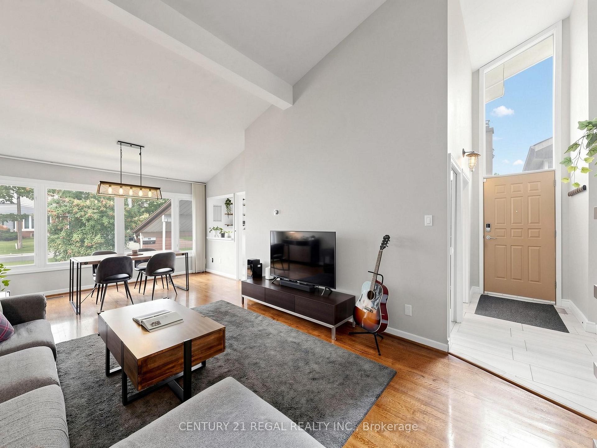 Photo 12 of 77 Billington Crescent, North York, Parkwoods-Donalda — HOMEH