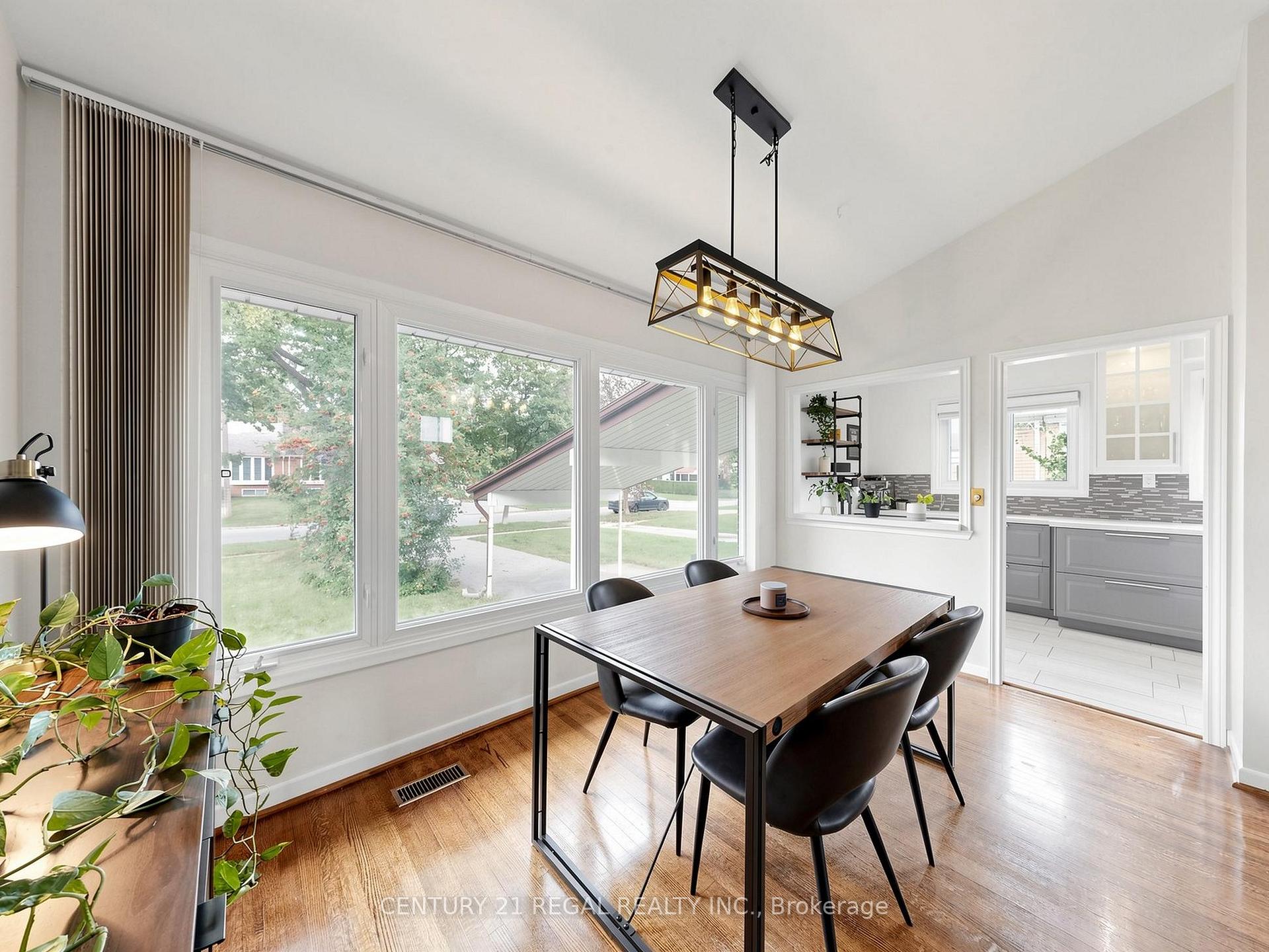 Photo 17 of 77 Billington Crescent, North York, Parkwoods-Donalda — HOMEH