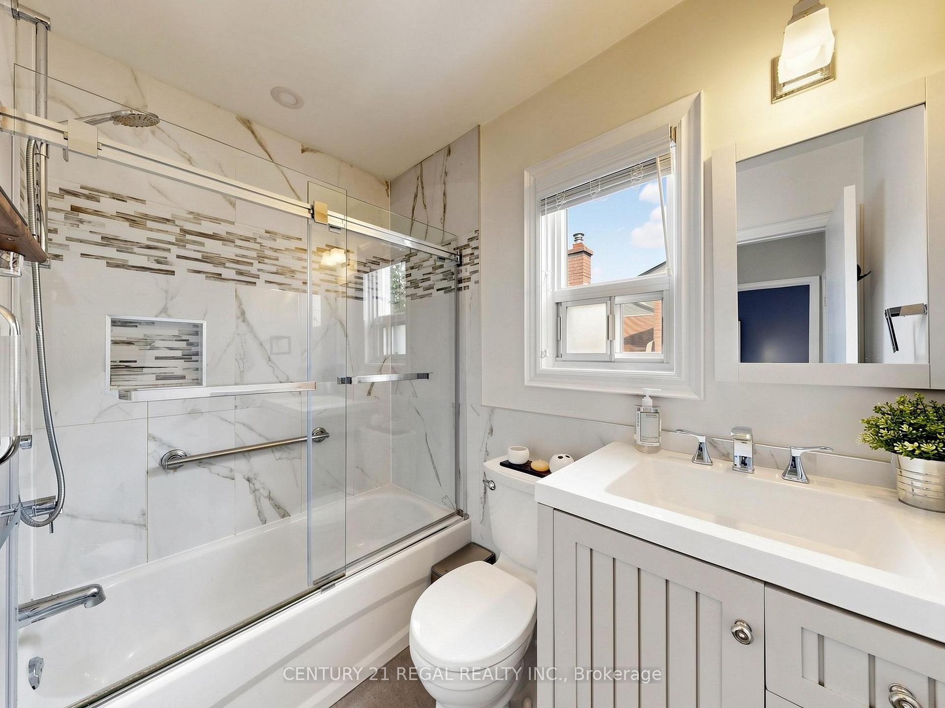 Photo 29 of 77 Billington Crescent, North York, Parkwoods-Donalda — HOMEH