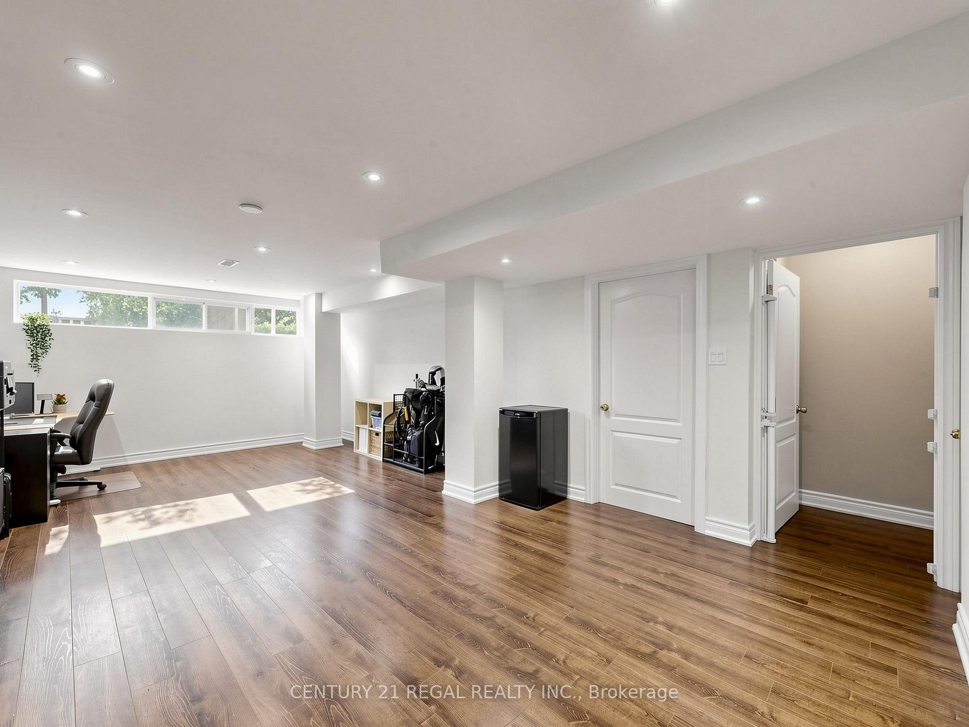 Photo 41 of 77 Billington Crescent, North York, Parkwoods-Donalda — HOMEH