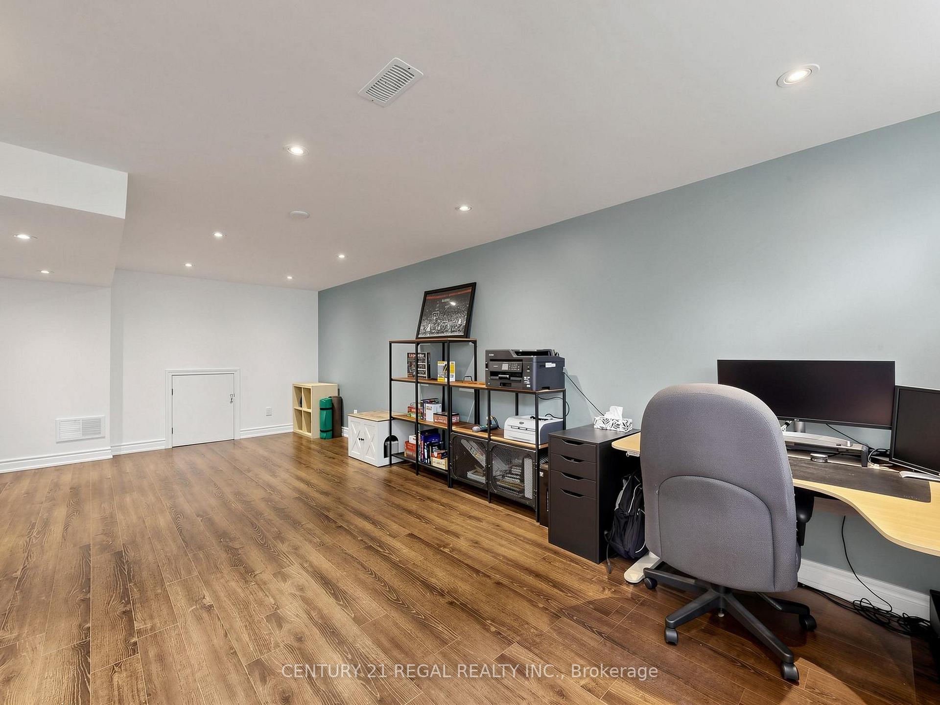 Photo 44 of 77 Billington Crescent, North York, Parkwoods-Donalda — HOMEH