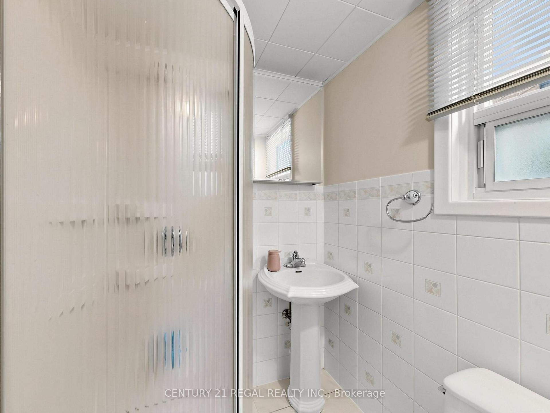 Photo 45 of 77 Billington Crescent, North York, Parkwoods-Donalda — HOMEH