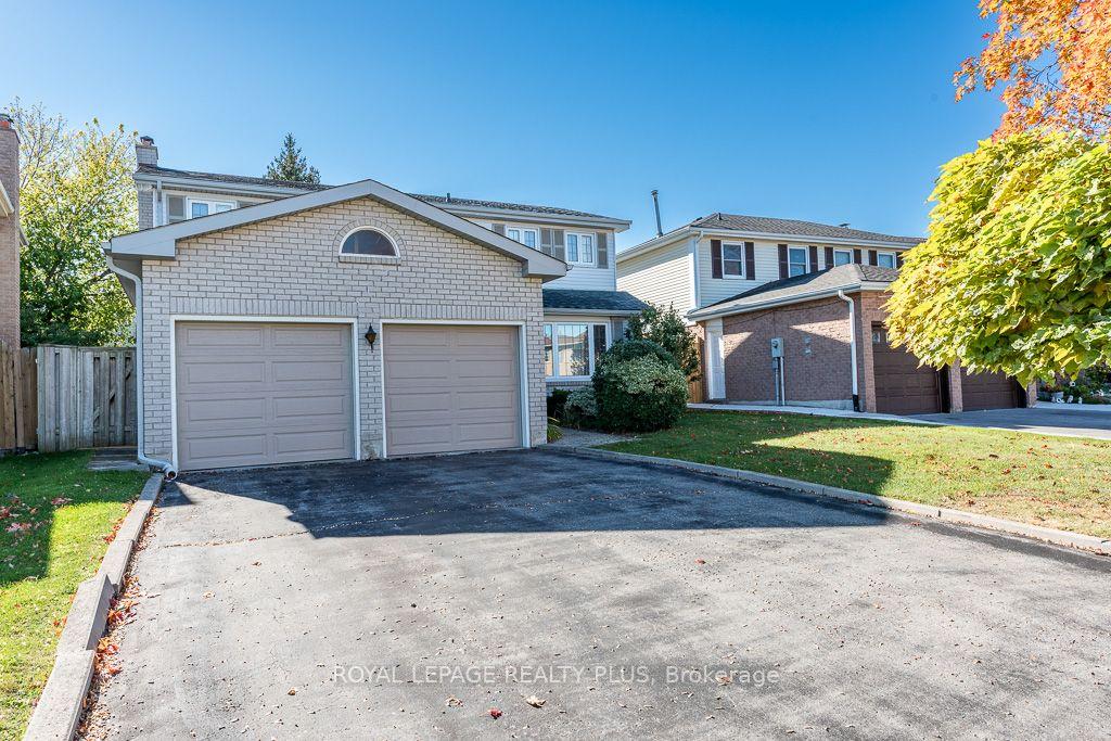 Photo 2 of 19 Macdougall Drive, Brampton, Central Park — HOMEH