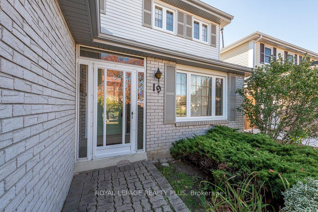 Photo 4 of 19 Macdougall Drive, Brampton, Central Park — HOMEH