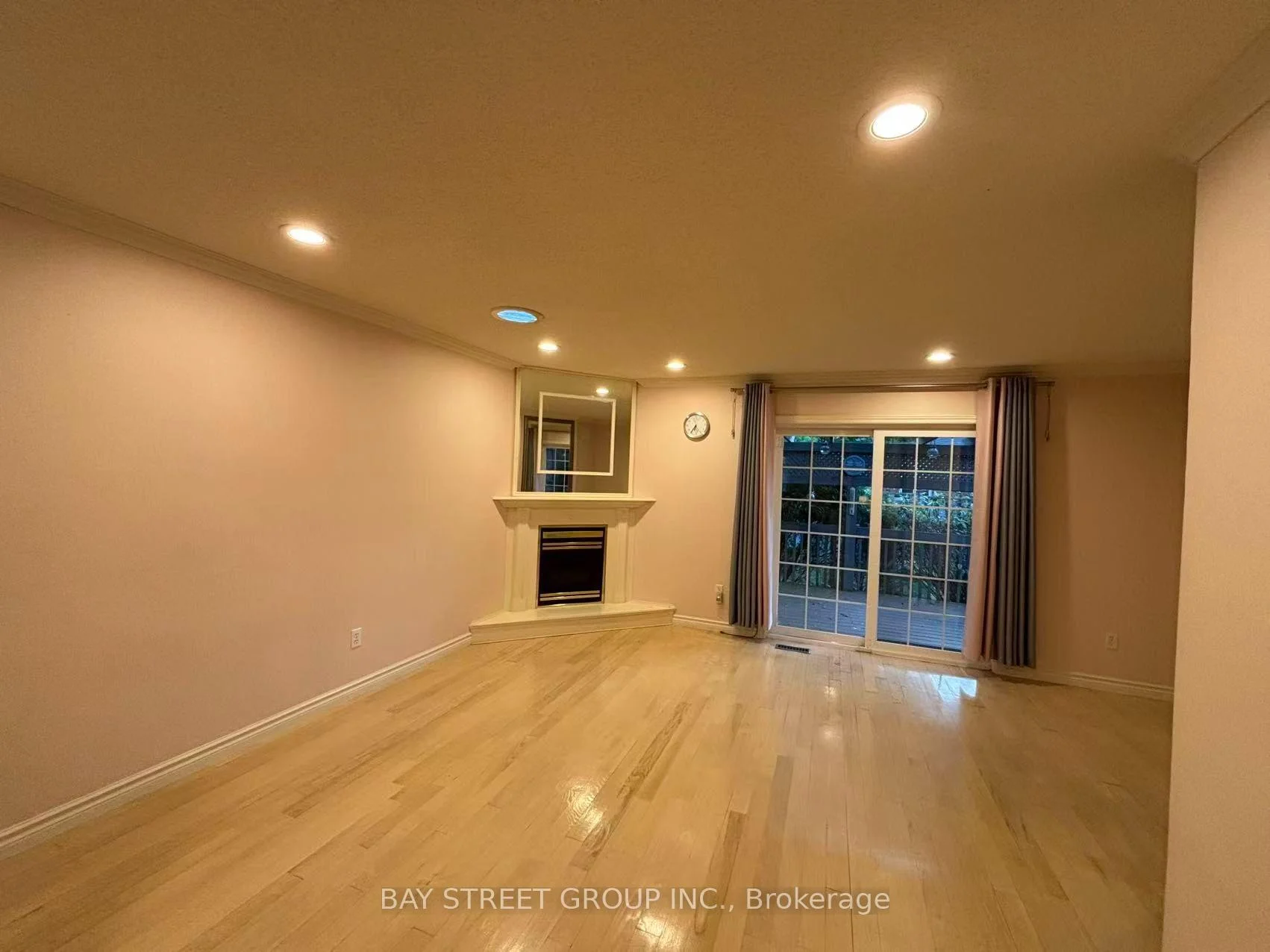 Photo 3 of Unit 18, 20 Meadowlands Boulevard, Hamilton, Meadowlands — HOMEH