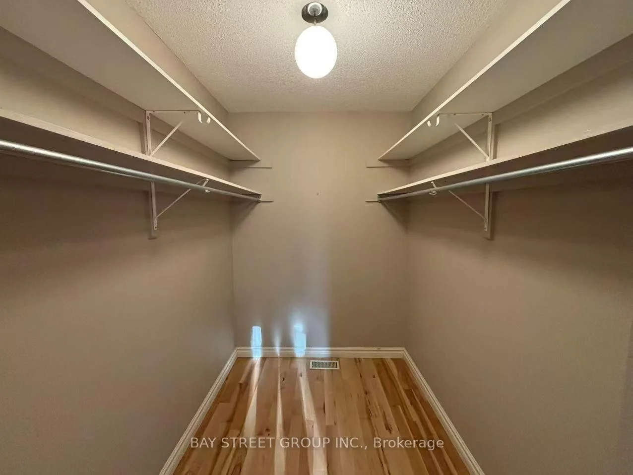 Photo 9 of Unit 18, 20 Meadowlands Boulevard, Hamilton, Meadowlands — HOMEH