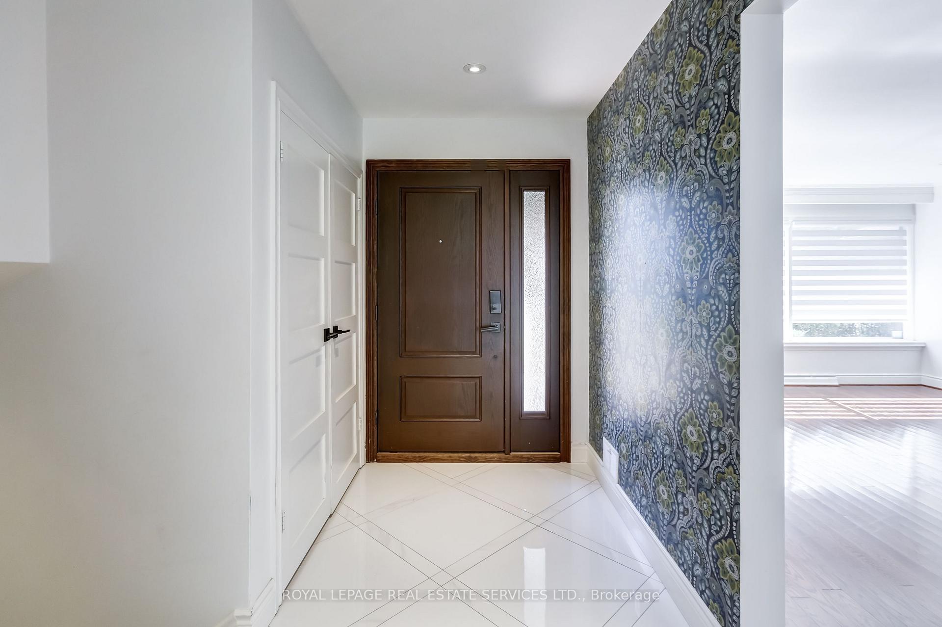 Photo 6 of 75 Ravensbourne Crescent, Etobicoke, Princess-Rosethorn — HOMEH