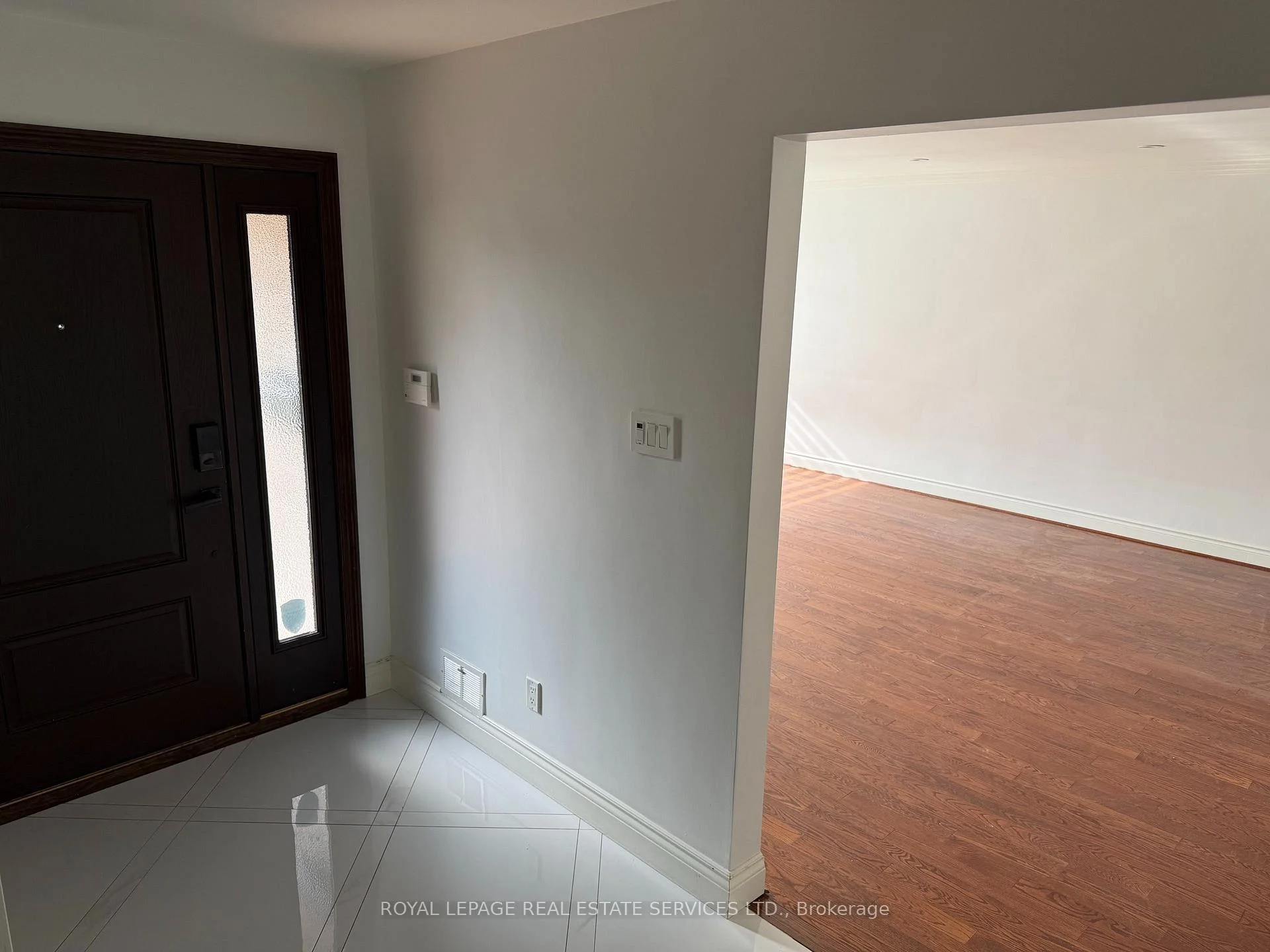 Photo 7 of 75 Ravensbourne Crescent, Etobicoke, Princess-Rosethorn — HOMEH