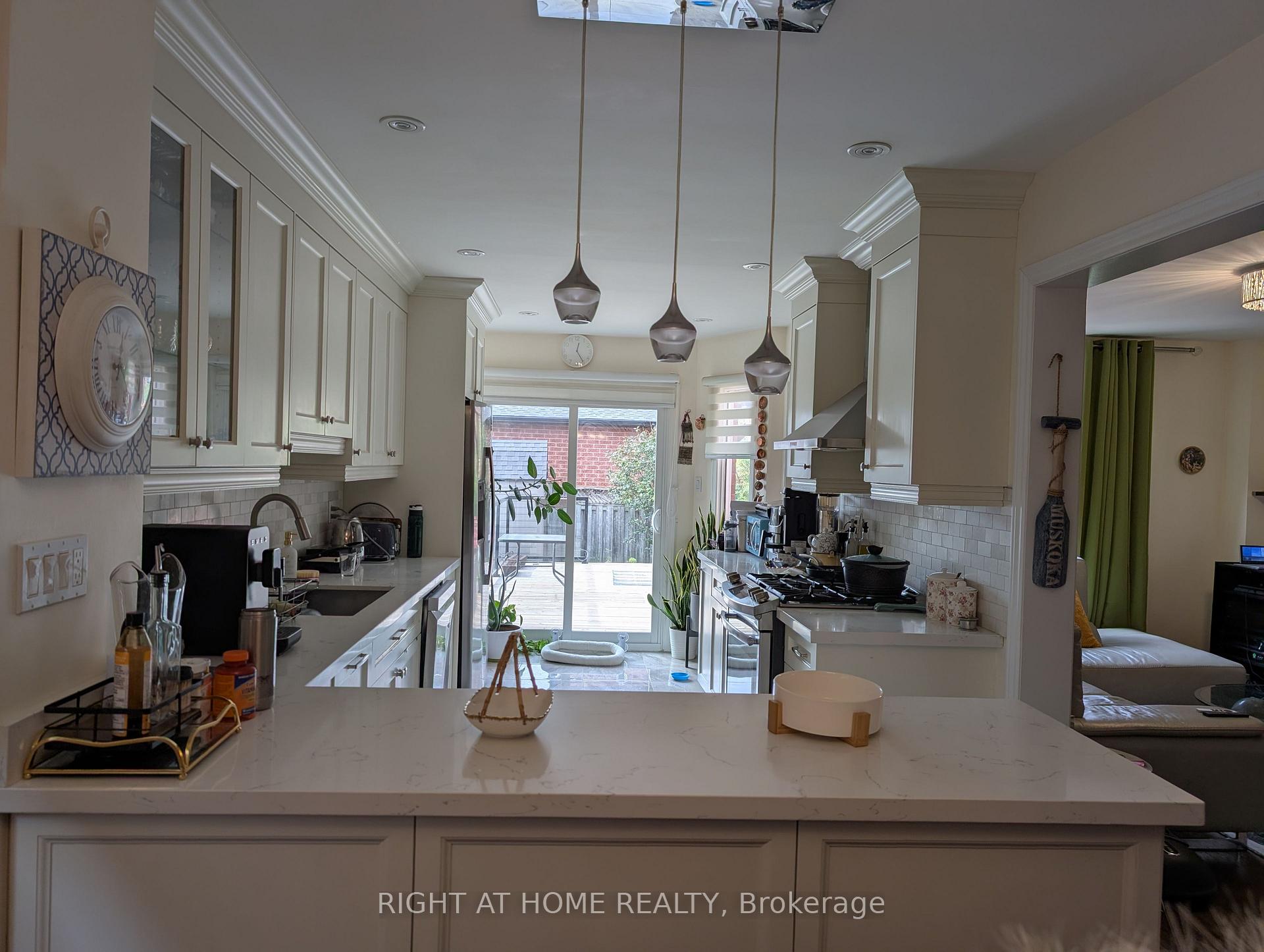 Photo 2 of 4 Bayel Crescent, Richmond Hill, Devonsleigh — HOMEH