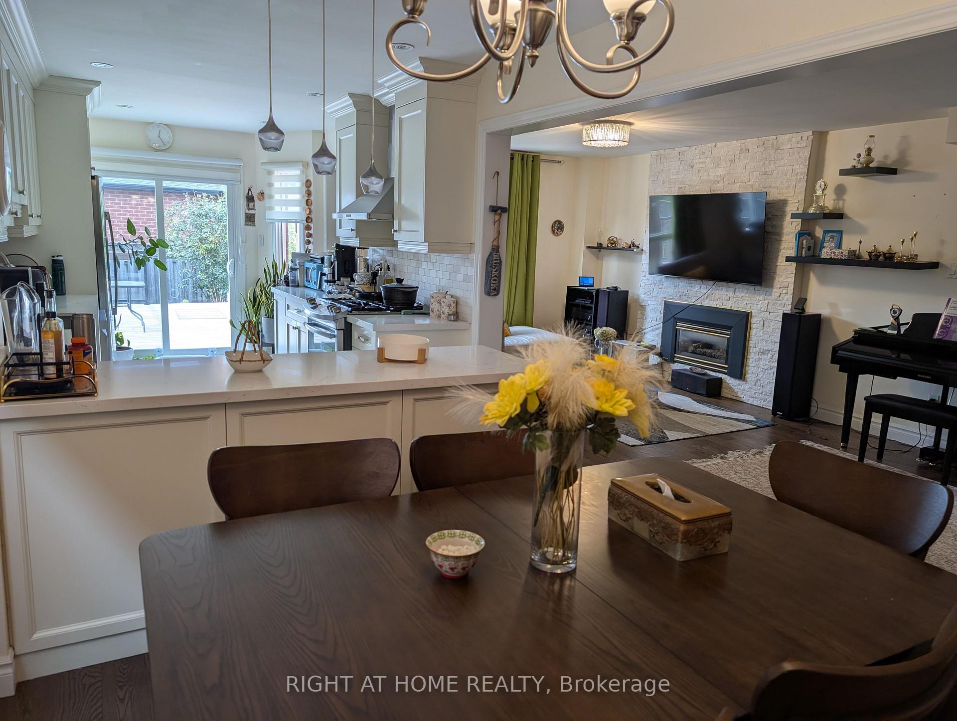 Photo 3 of 4 Bayel Crescent, Richmond Hill, Devonsleigh — HOMEH