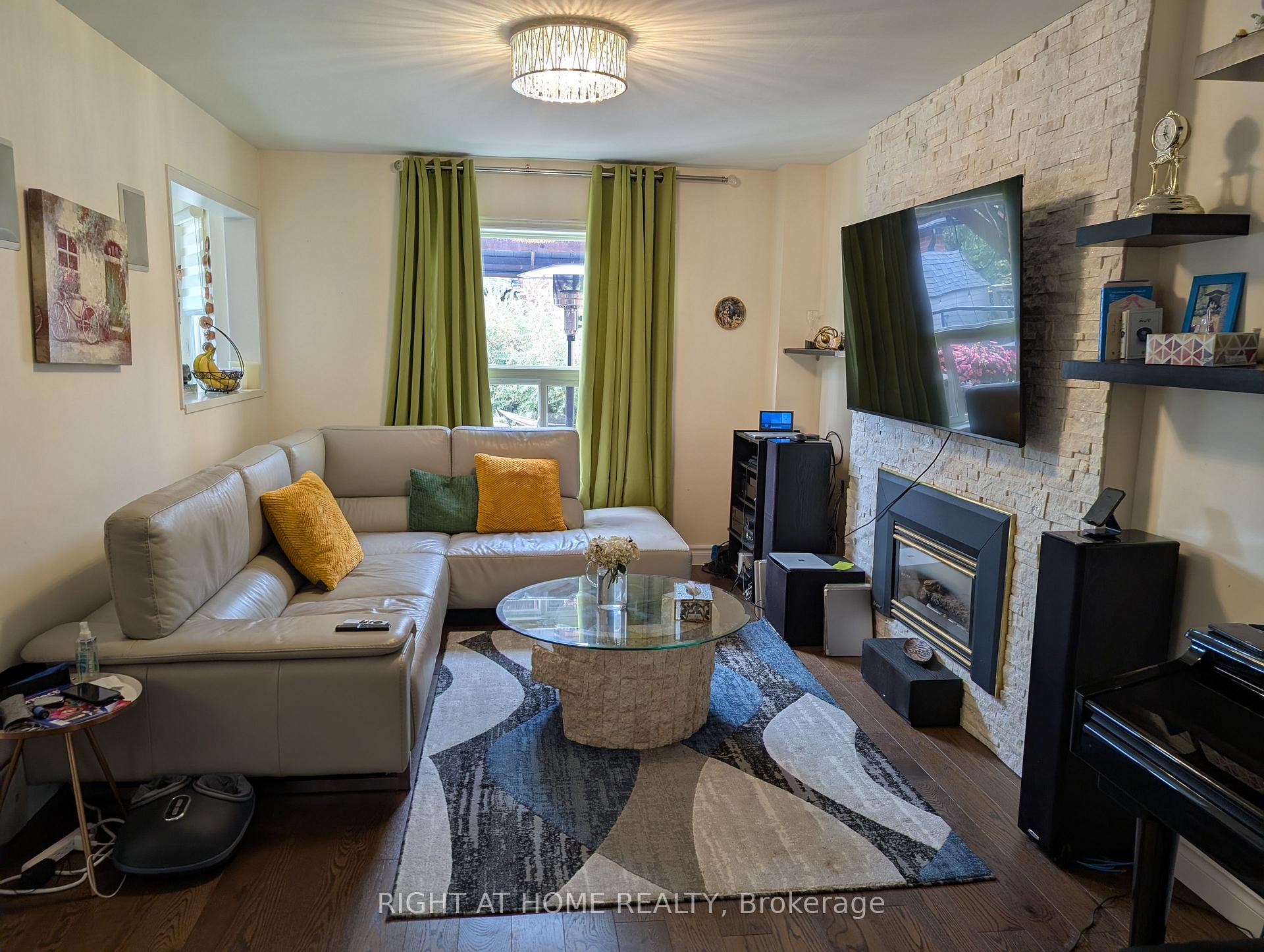 Photo 4 of 4 Bayel Crescent, Richmond Hill, Devonsleigh — HOMEH